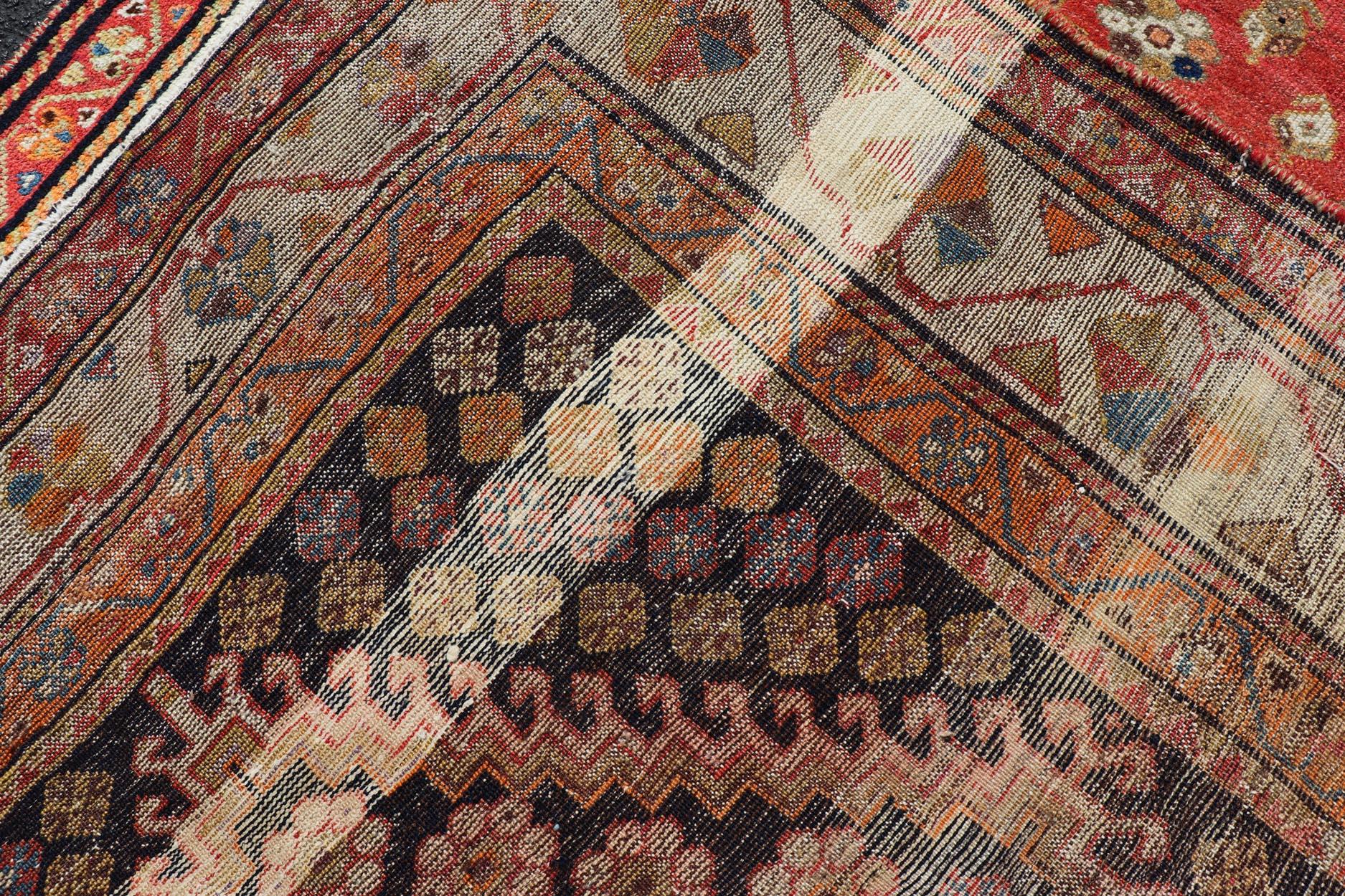 Antiker persischer Stammeskunst-Shiraz aus Wolle mit Stammesmedaillon-Design im Angebot 8