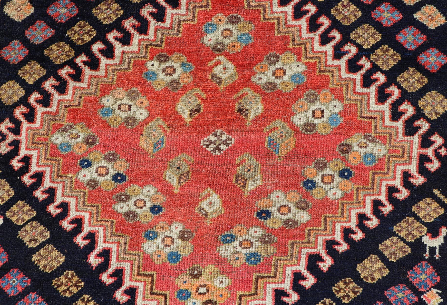 Antiker persischer Stammeskunst-Shiraz aus Wolle mit Stammesmedaillon-Design (Persisch) im Angebot