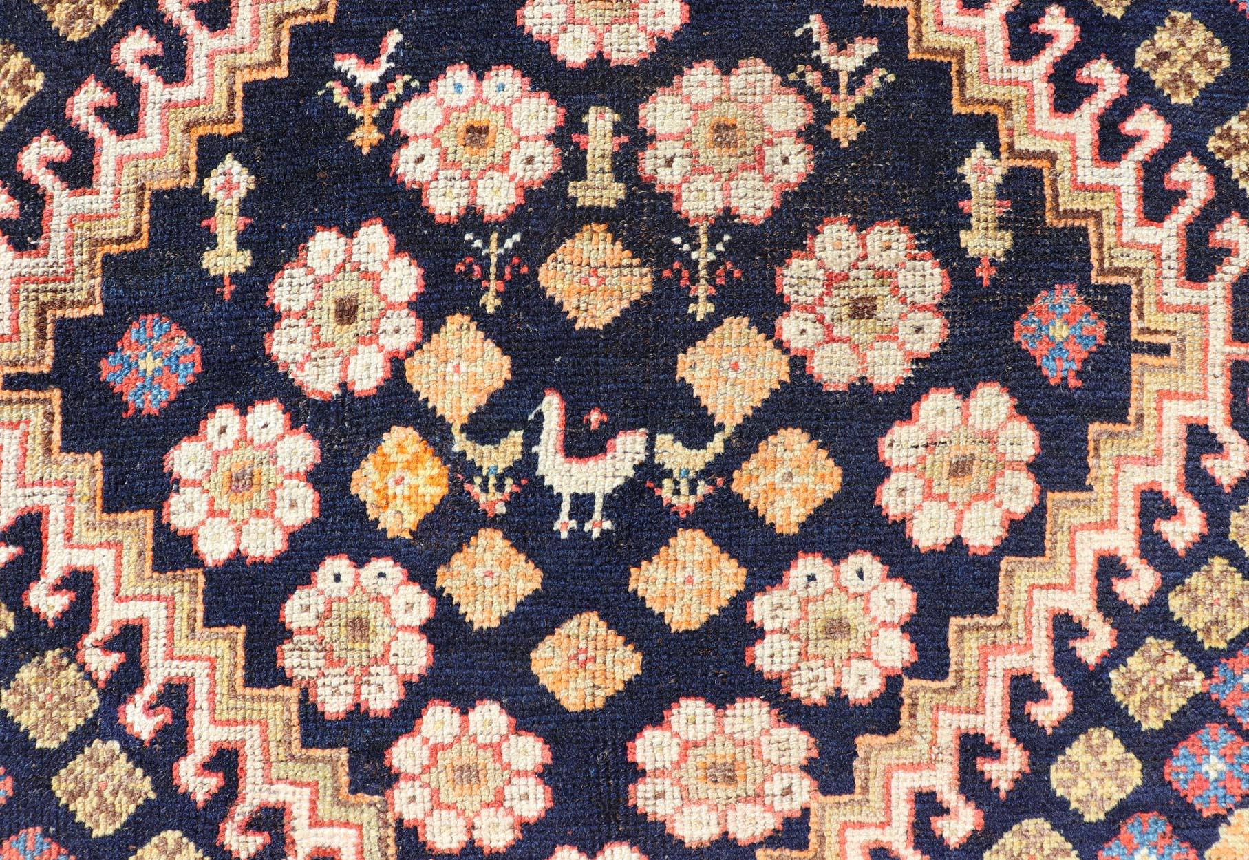 Antiker persischer Stammeskunst-Shiraz aus Wolle mit Stammesmedaillon-Design (Handgeknüpft) im Angebot