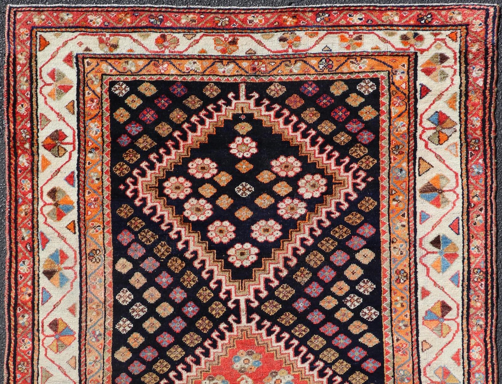 Antiker persischer Stammeskunst-Shiraz aus Wolle mit Stammesmedaillon-Design im Zustand „Gut“ im Angebot in Atlanta, GA