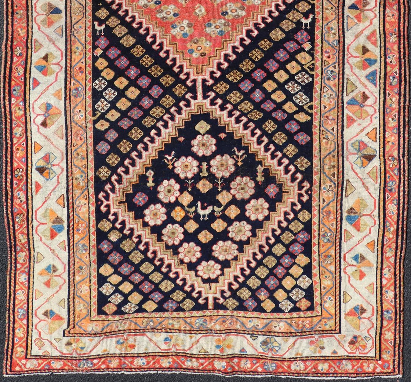 Antiker persischer Stammeskunst-Shiraz aus Wolle mit Stammesmedaillon-Design im Angebot 1