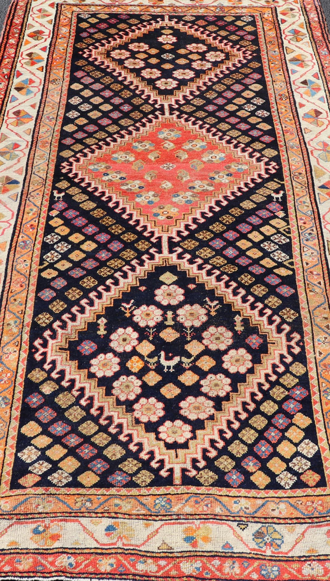 Antiker persischer Stammeskunst-Shiraz aus Wolle mit Stammesmedaillon-Design im Angebot 2