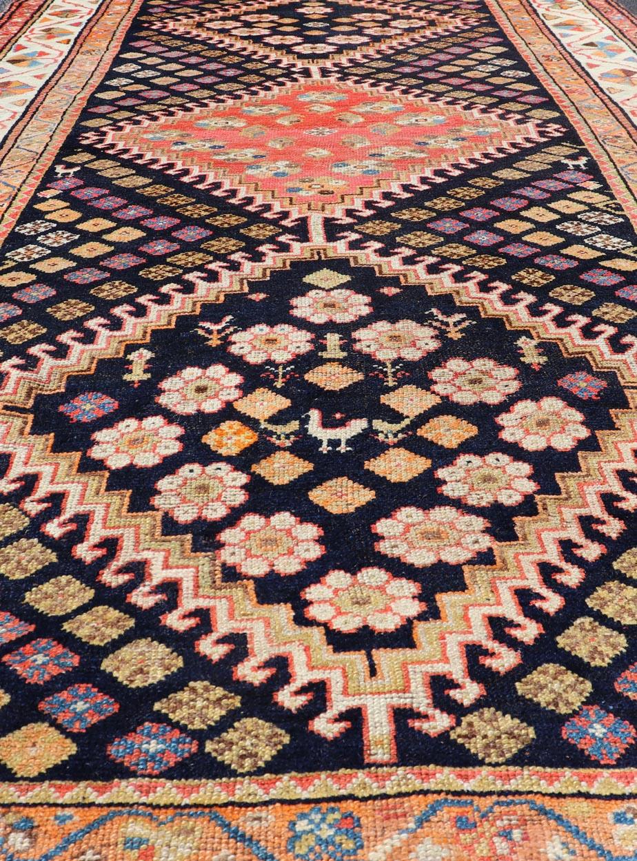 Antiker persischer Stammeskunst-Shiraz aus Wolle mit Stammesmedaillon-Design im Angebot 3