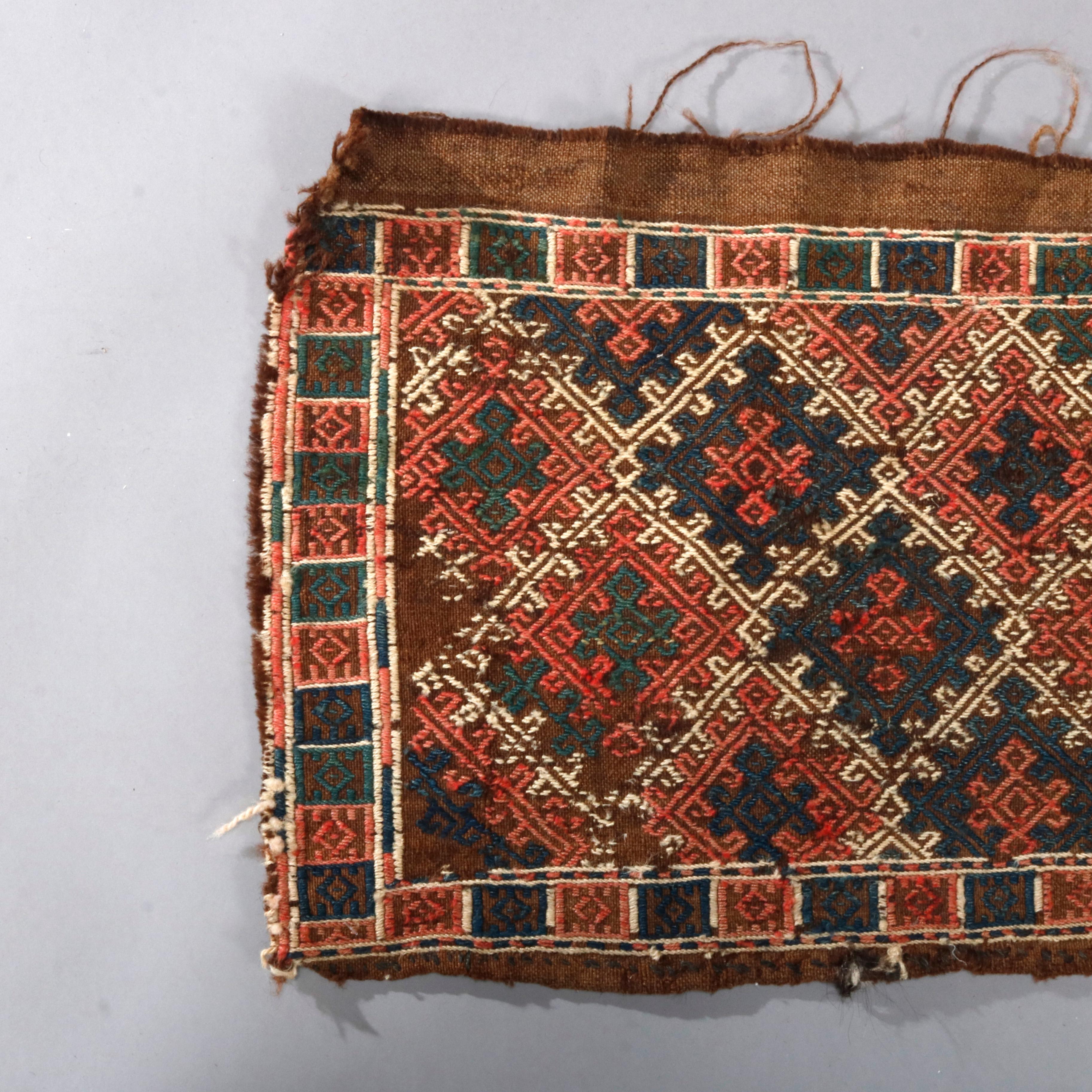 Antiker persischer Stammesteppich Soumak Turkoman Juval Orientteppich mit sich wiederholendem gezacktem Rautenmuster und Blockbordüre, 19

Maße - 39,25