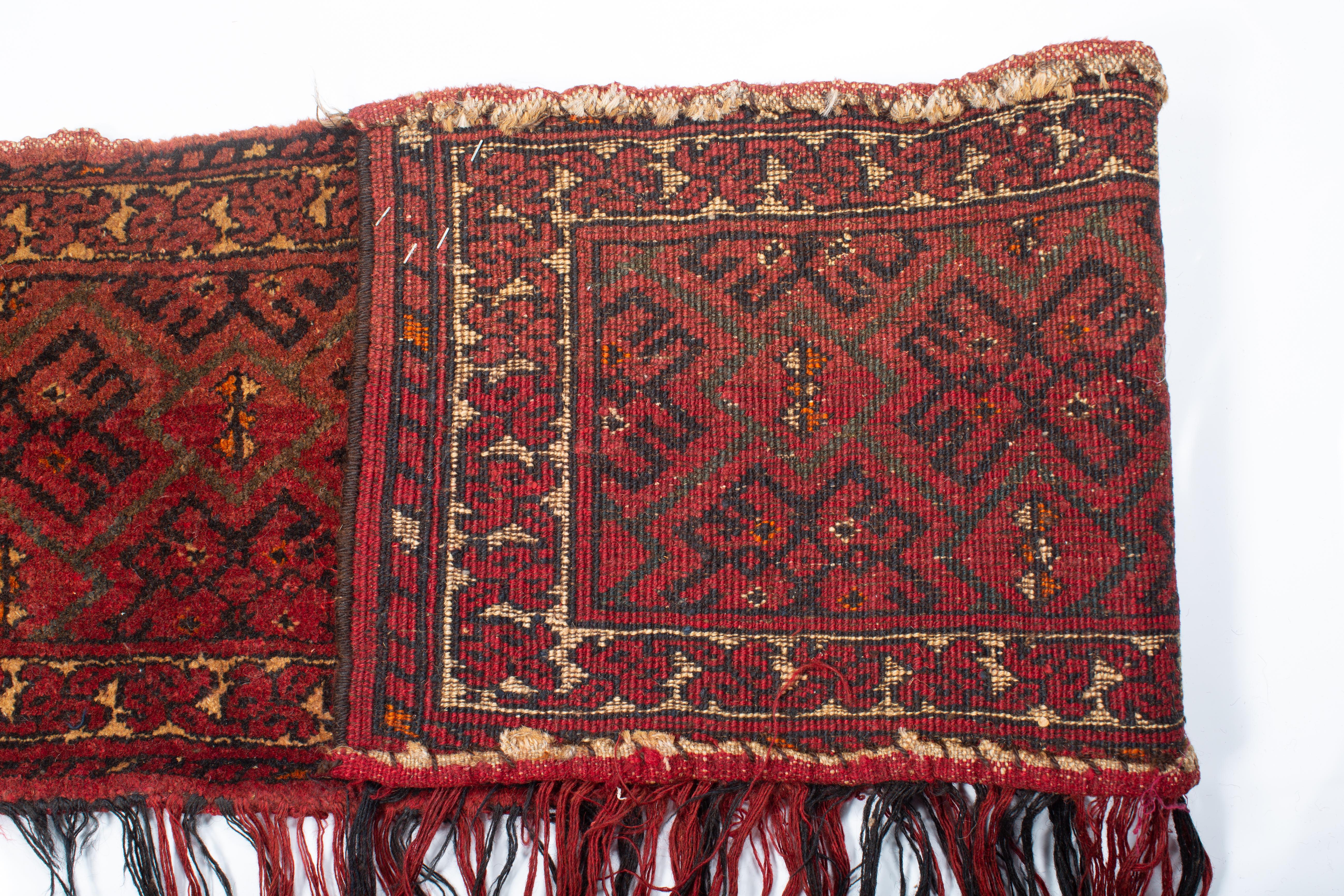 Antiker persischer Turkmenischer Bokhara-Teppich 1'2 x 4'9 im Zustand „Gut“ im Angebot in New York, NY