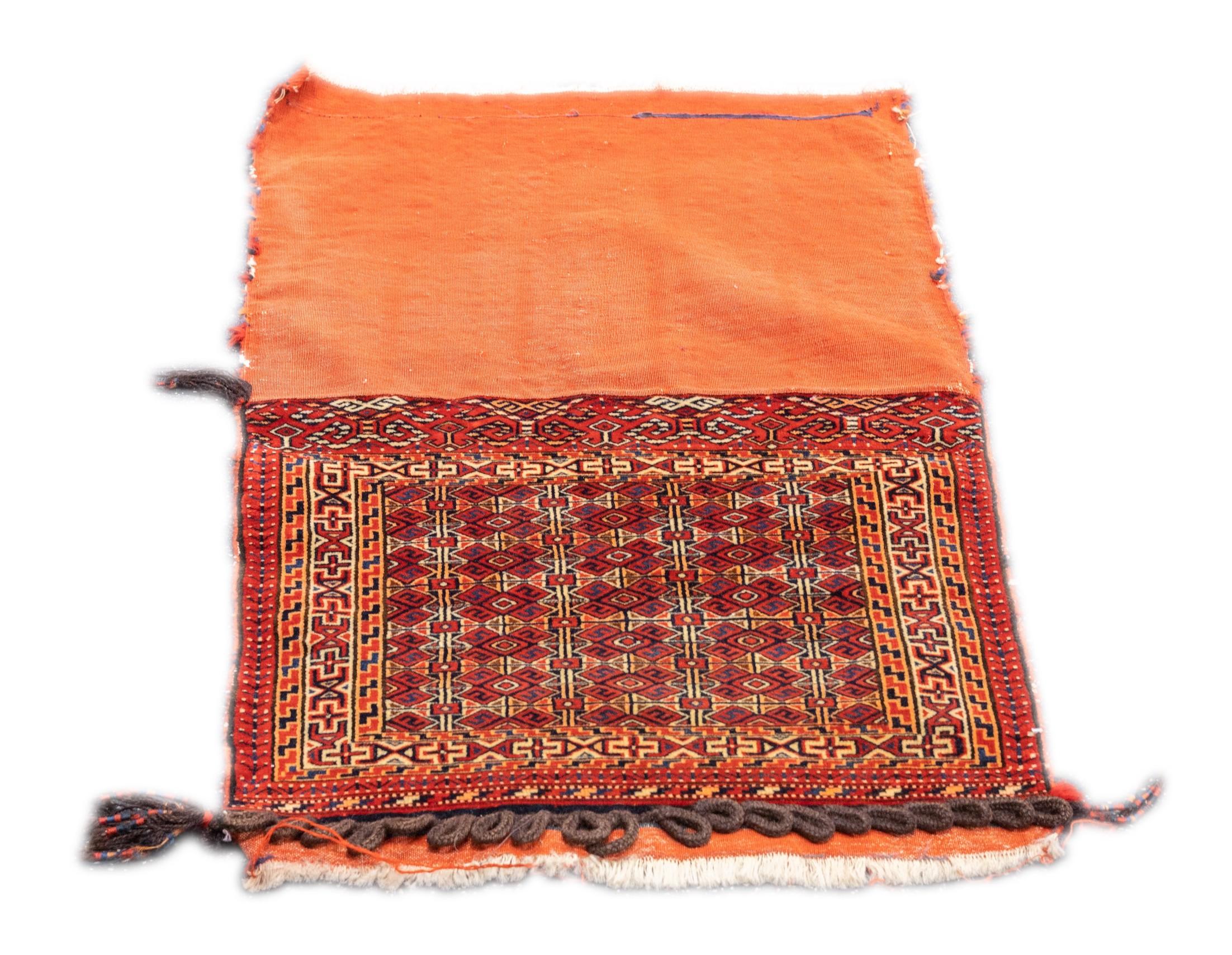 Sac à main persan ancien du Turkmen Saddle Bag (un de ses deux) 2'2'' x 3'4'' en vente 3