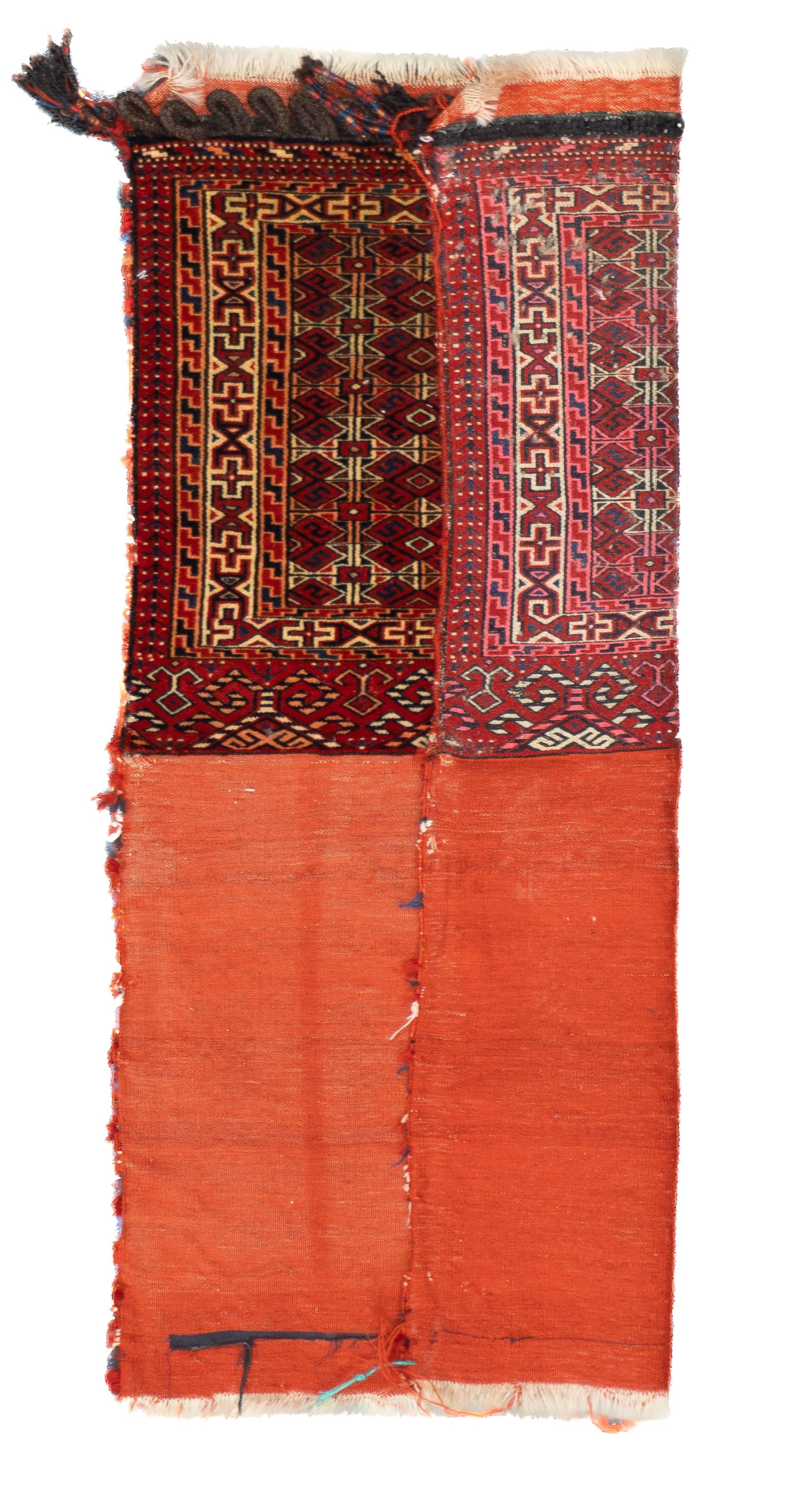 Ancienne sacoche persane Turkmen (une paire) 2'2'' x 3'4''. Les tapis des tribus nomades d'Asie centrale, de Perse occidentale et d'Afghanistan utilisent des guls (petits médaillons), de la laine provenant de leurs propres troupeaux, principalement