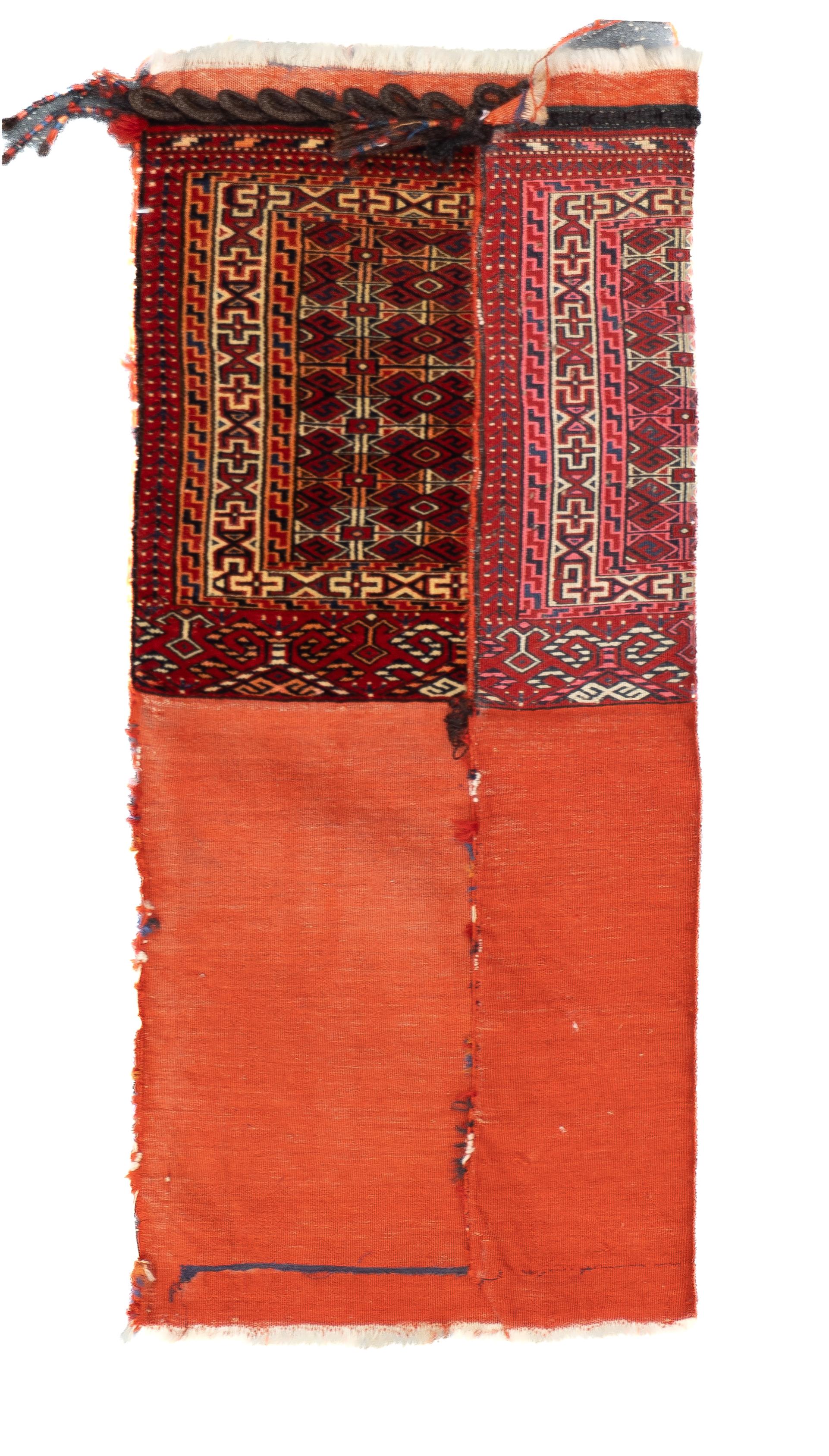 Ancienne sacoche persane Turkmen (une paire) 2'2'' x 3'4''. Les tapis des tribus nomades d'Asie centrale, de Perse occidentale et d'Afghanistan utilisent des guls (petits médaillons), de la laine provenant de leurs propres troupeaux, principalement