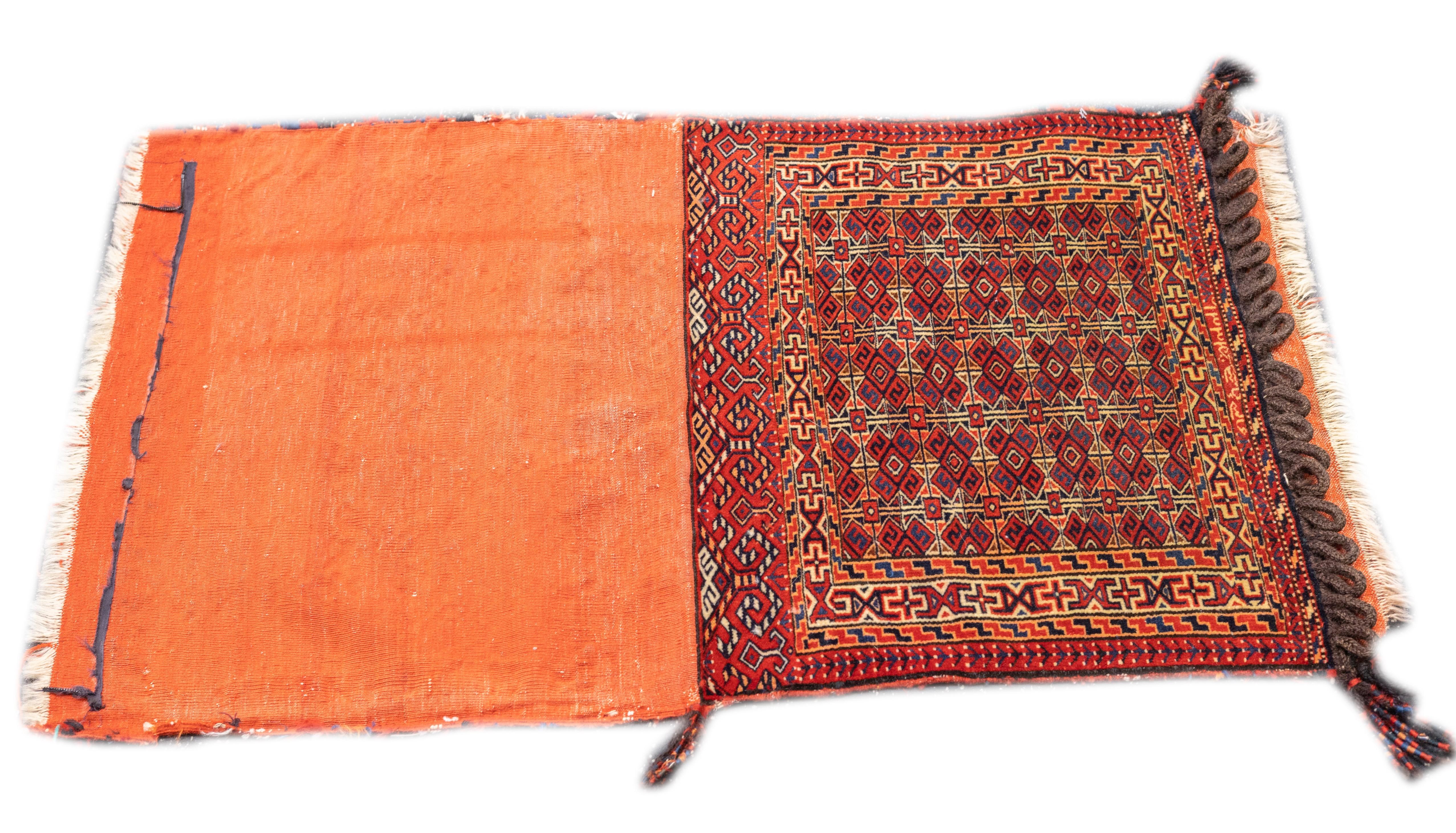 Sac à main persan ancien du Turkmen Saddle Bag (un de ses deux) 2'2'' x 3'4'' Bon état - En vente à New York, NY