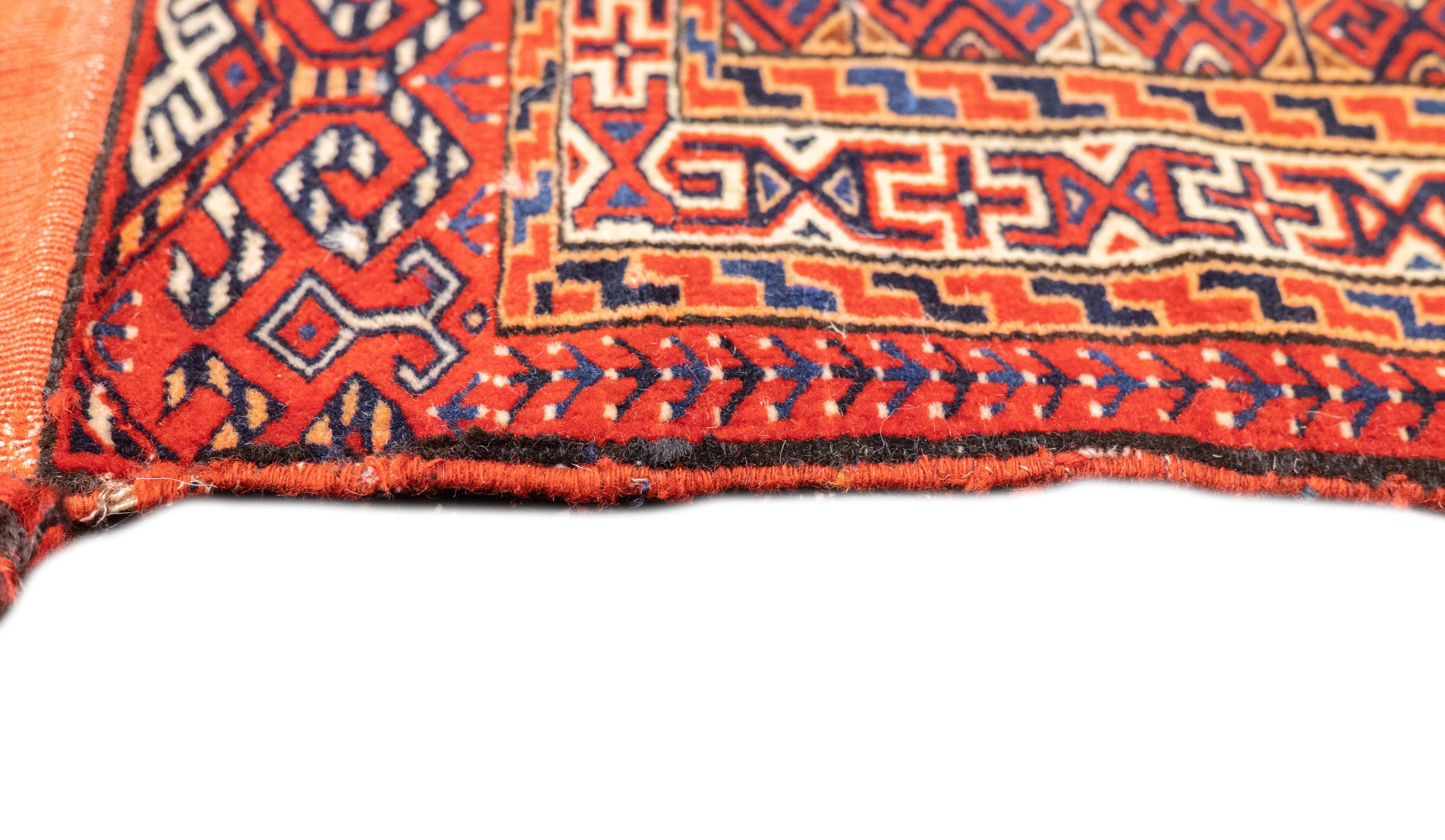 20ième siècle Sac à main persan ancien du Turkmen Saddle Bag (un de ses deux) 2'2'' x 3'4'' en vente