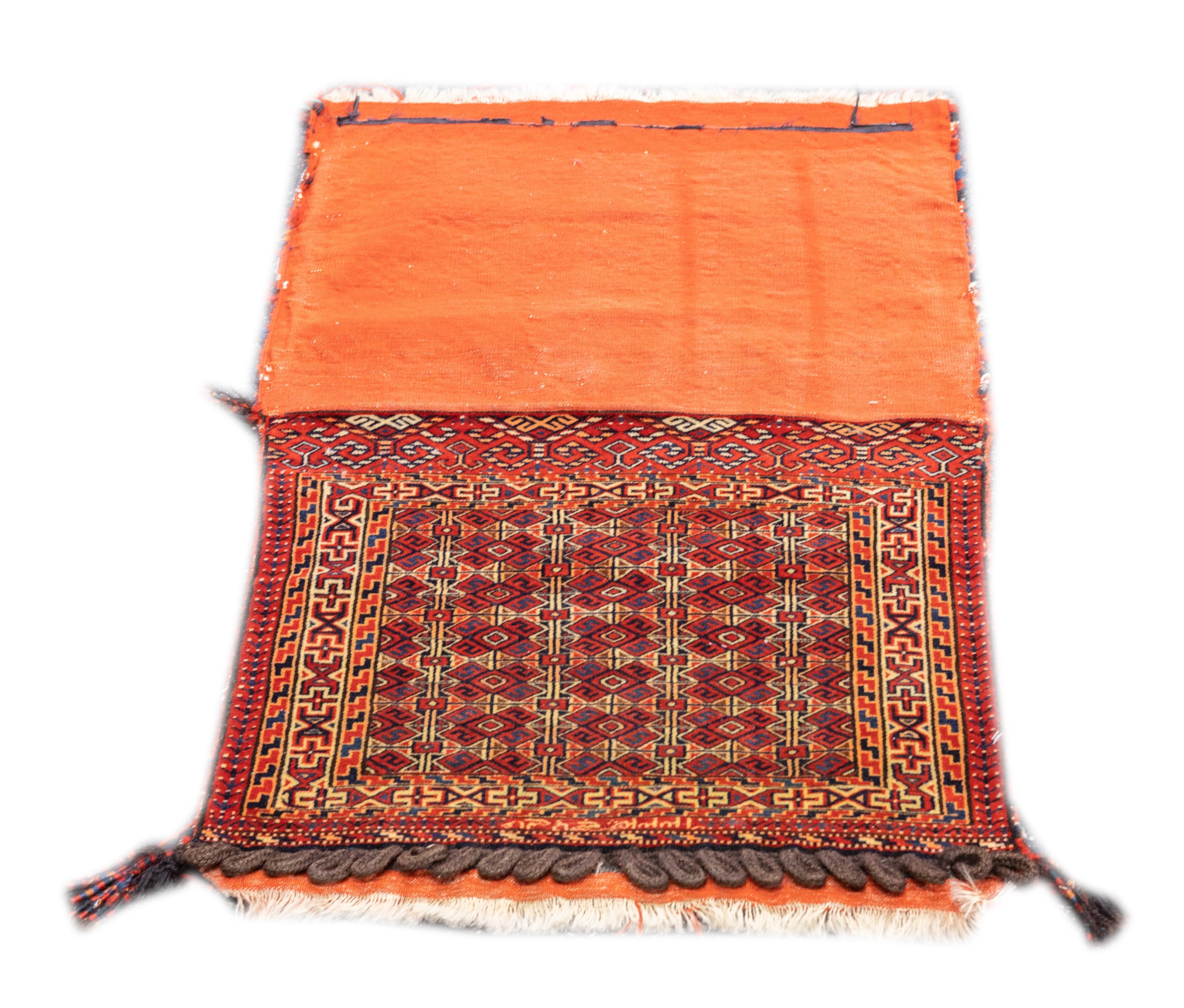 Sac à main persan ancien du Turkmen Saddle Bag (un de ses deux) 2'2'' x 3'4'' en vente 1