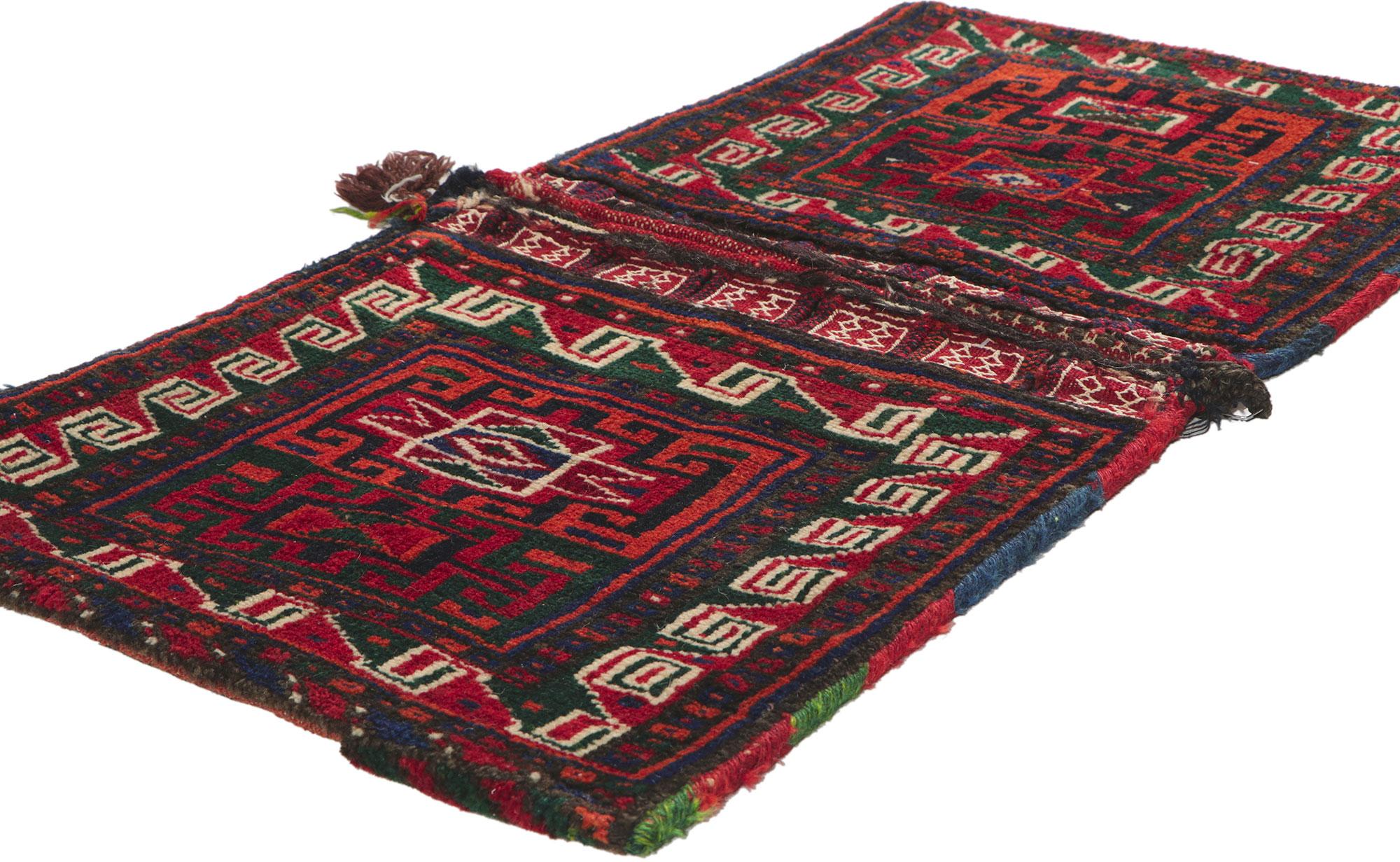78479 Ancienne sacoche persane Turkmen, 01'09 x 03'04. Emanant du charme nomade avec des détails et une texture incroyables, cette sacoche en laine nouée à la main est une vision captivante de la beauté du tissage. Il est orné d'un motif géométrique