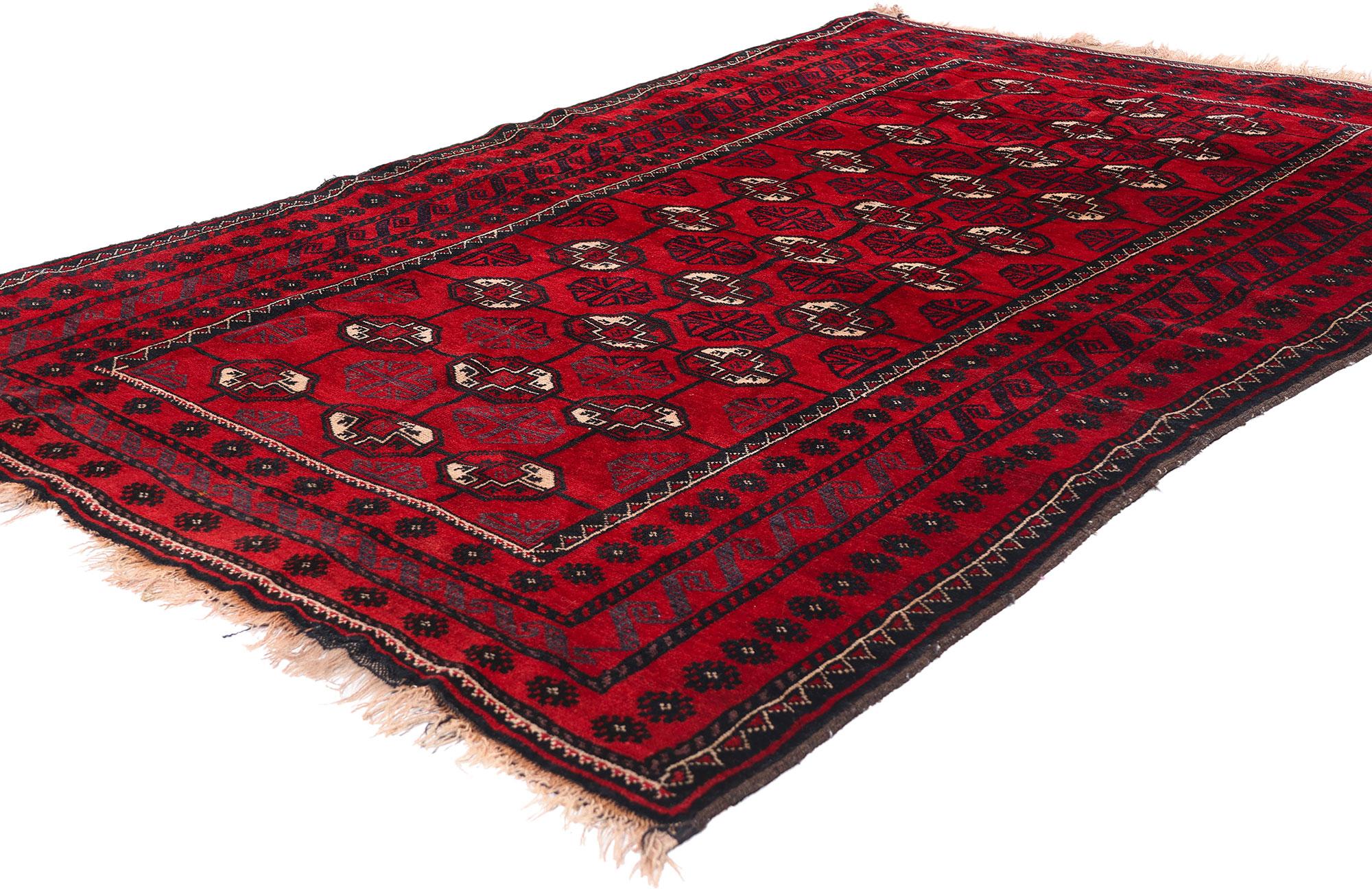 79164 Antiker persischer Turkoman-Teppich, 04'05 x 07'00. Kühn und leuchtend strahlt dieser handgeknüpfte antike persische Turkoman-Teppich aus Wolle mit dem feurigen Herzen der Stammesgeschichte. Das von den Turkmenen im Nordosten Persiens gewebte