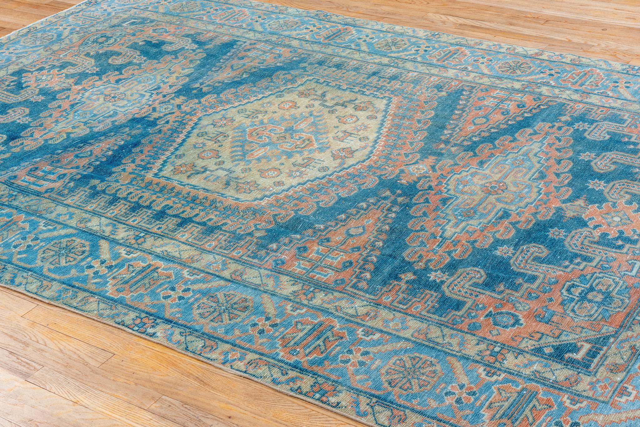 Des motifs floraux délicats dans un bleu doux et un beige chaud caractérisent ce tapis persan ancien Veece. Les motifs raffinés et les couleurs apaisantes du tapis en font un choix magnifique pour ajouter une touche d'élégance à n'importe quel