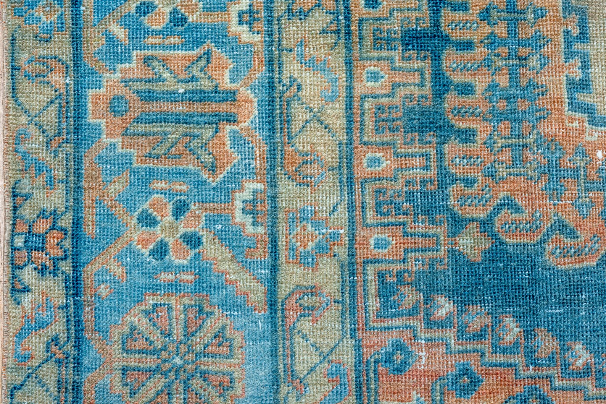 Tapis persan ancien au motif floral délicat en bleu doux Excellent état - En vente à New York, NY
