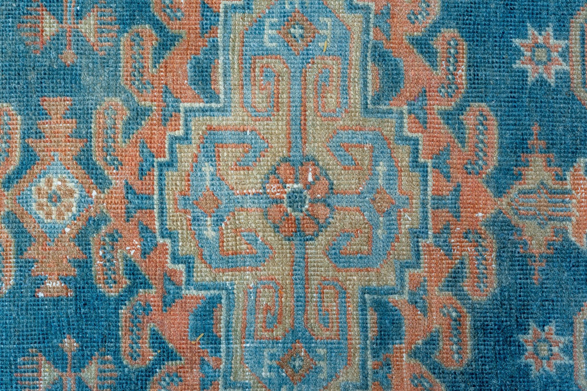 20ième siècle Tapis persan ancien au motif floral délicat en bleu doux en vente