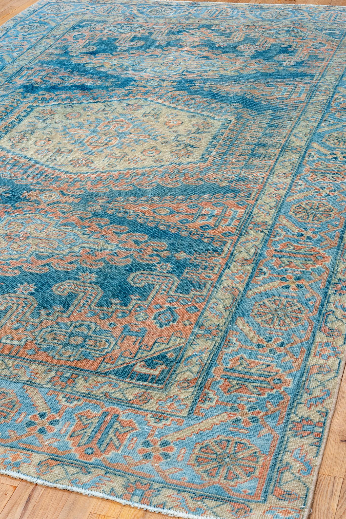 Tapis persan ancien au motif floral délicat en bleu doux en vente 1