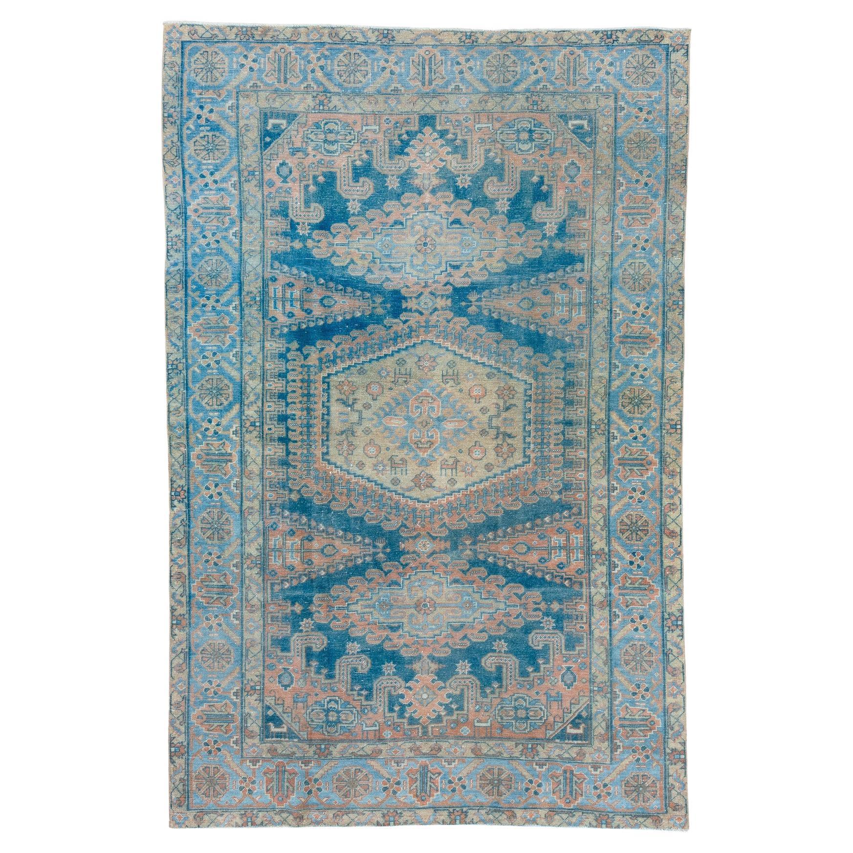 Tapis persan ancien au motif floral délicat en bleu doux