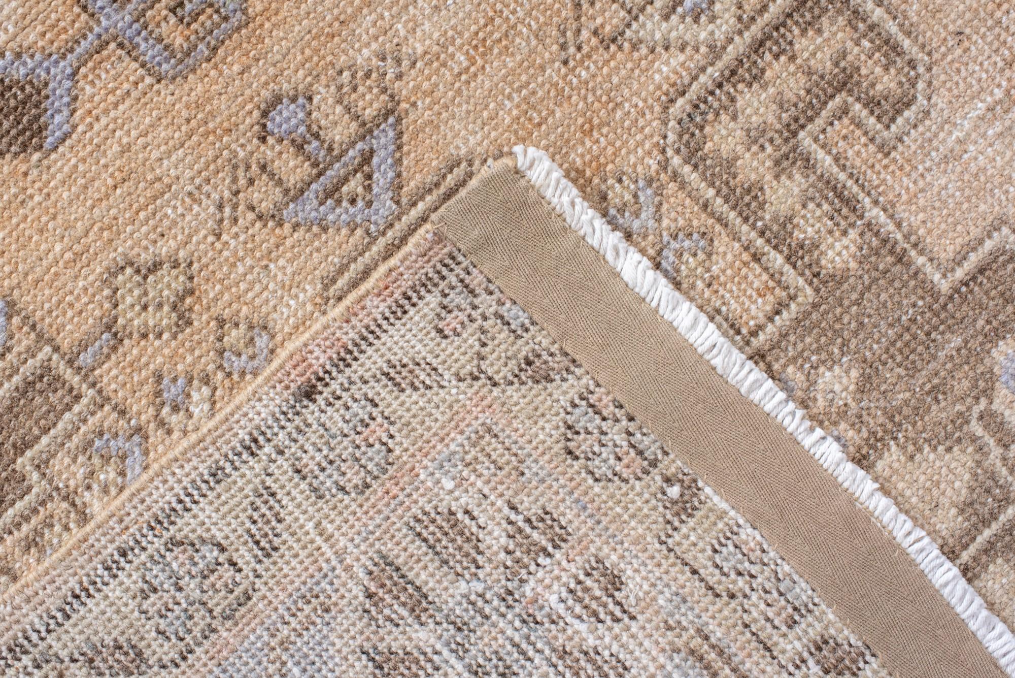 Antigua alfombra persa Veecé con medallón geométrico y suave paleta de colores pastel siglo XX en venta