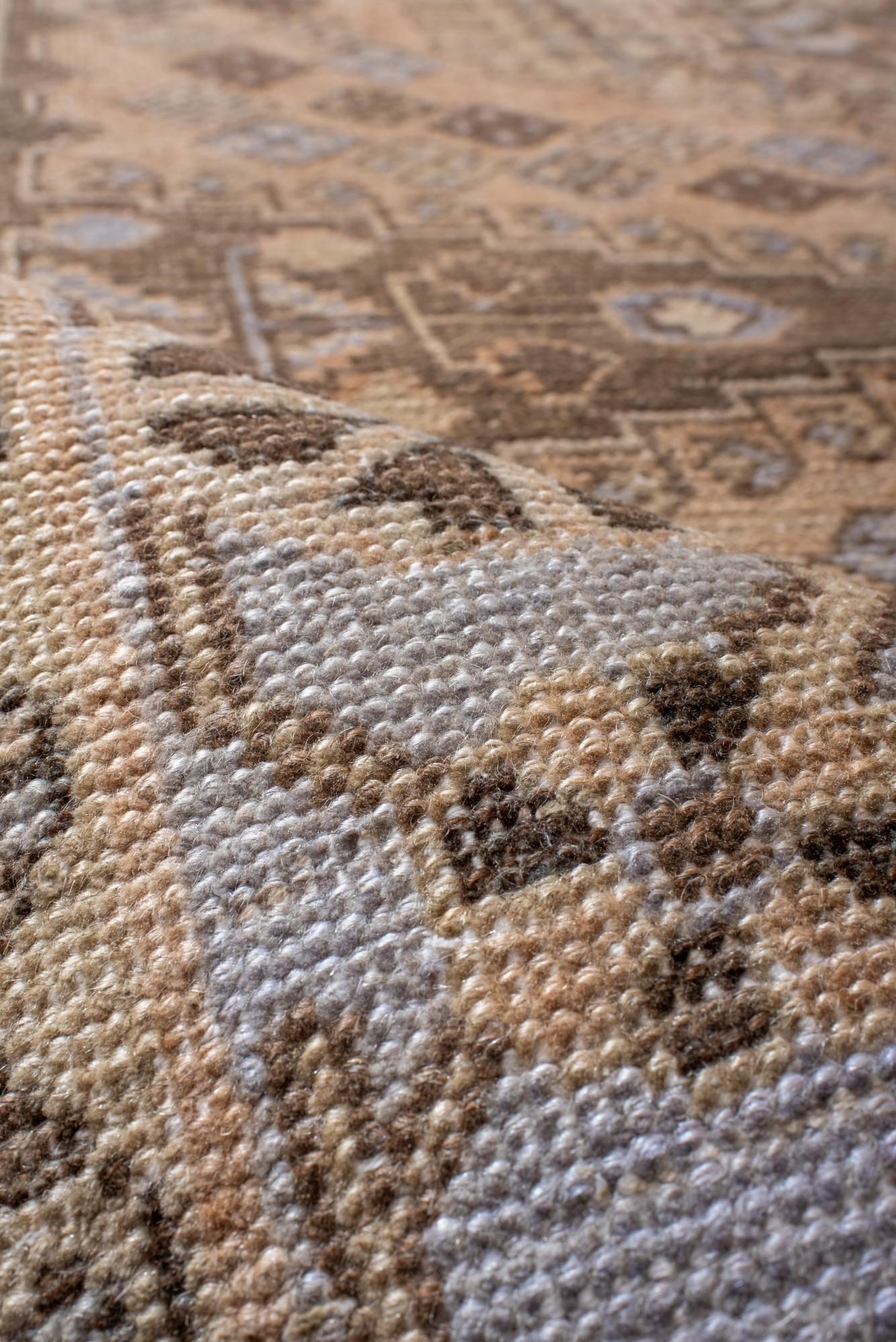 Antigua alfombra persa Veecé con medallón geométrico y suave paleta de colores pastel Lana en venta