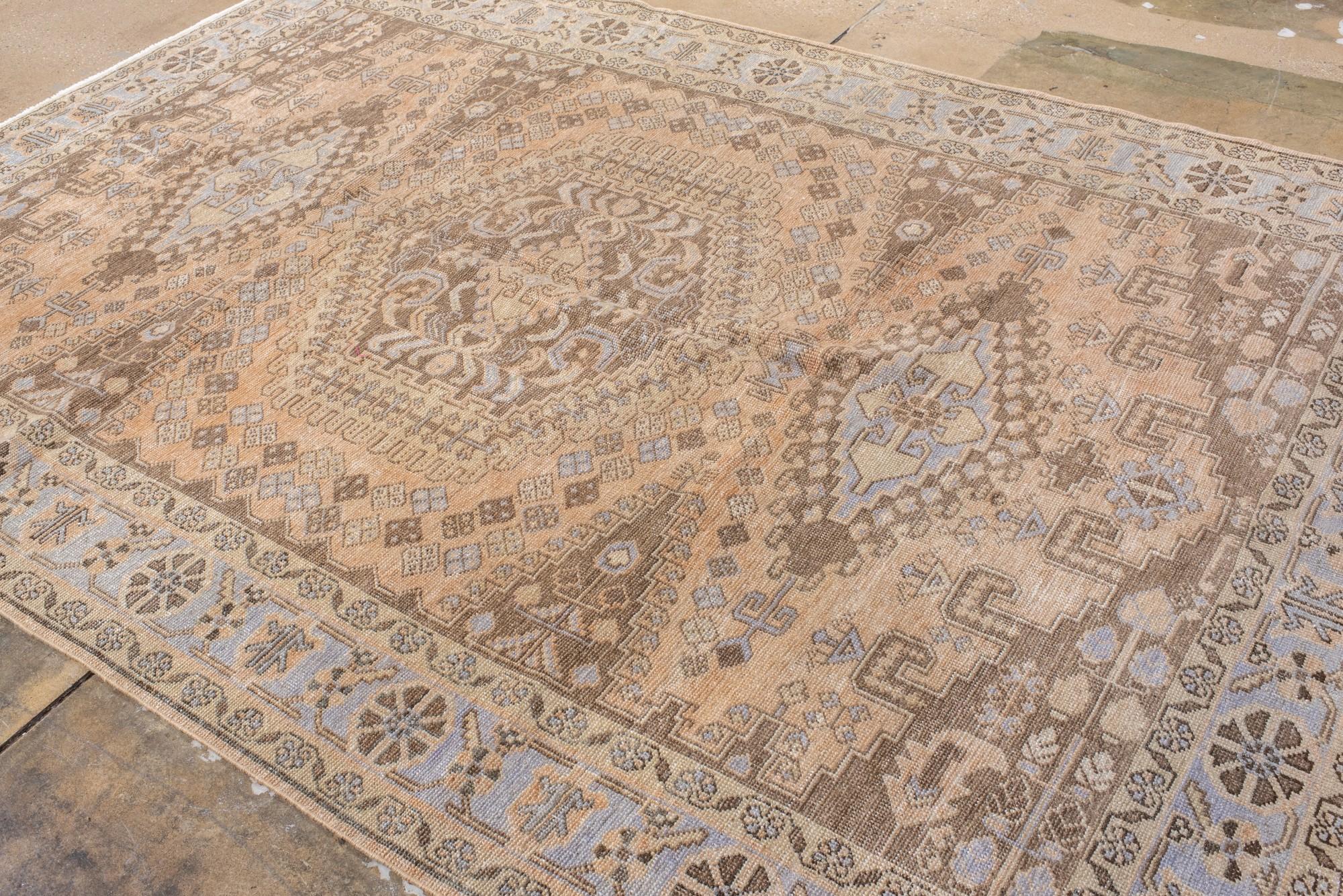 Antigua alfombra persa Veecé con medallón geométrico y suave paleta de colores pastel en venta 1