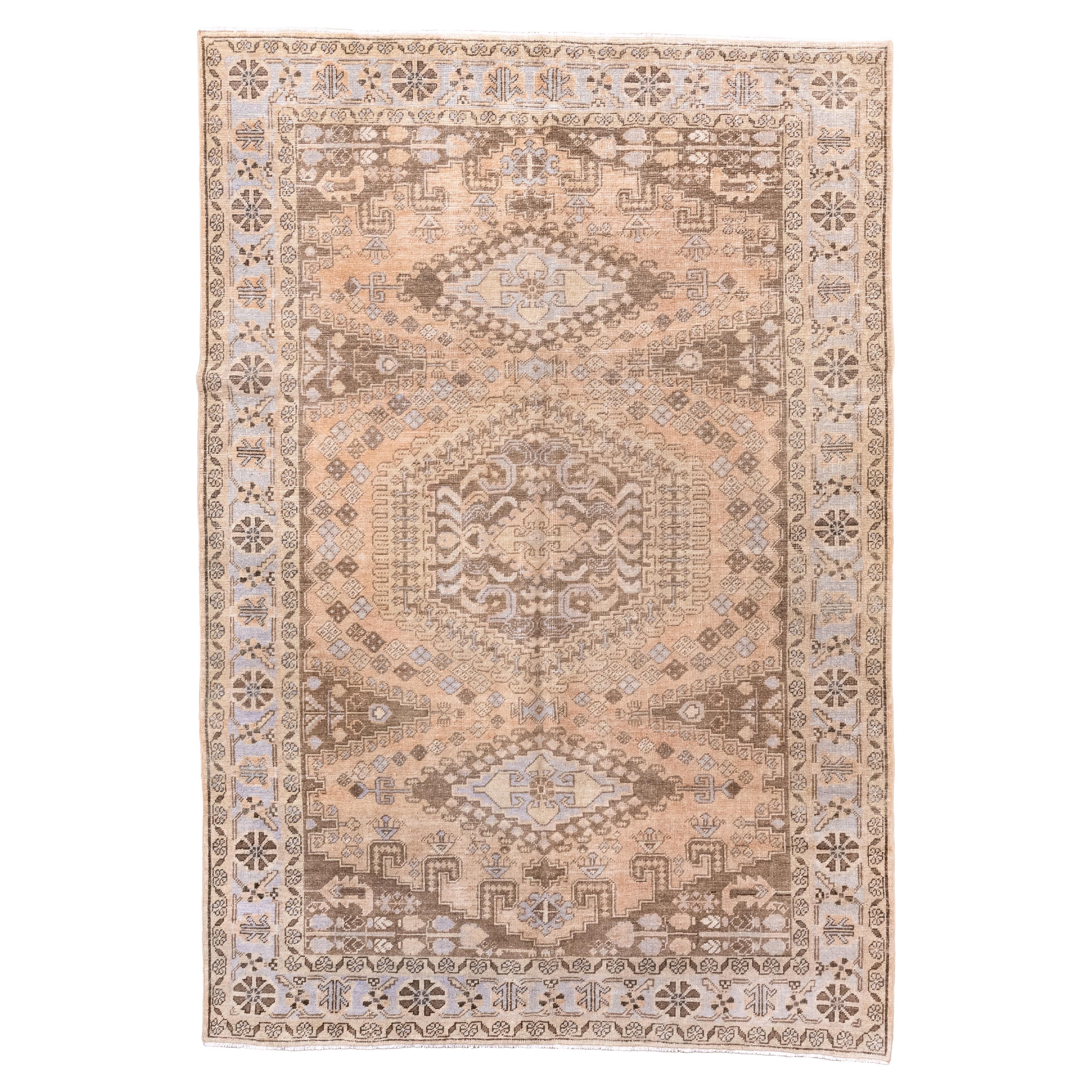 Antigua alfombra persa Veecé con medallón geométrico y suave paleta de colores pastel en venta