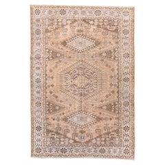 Tappeto antico persiano Veecé con medaglione geometrico e tavolozza di colori pastello.