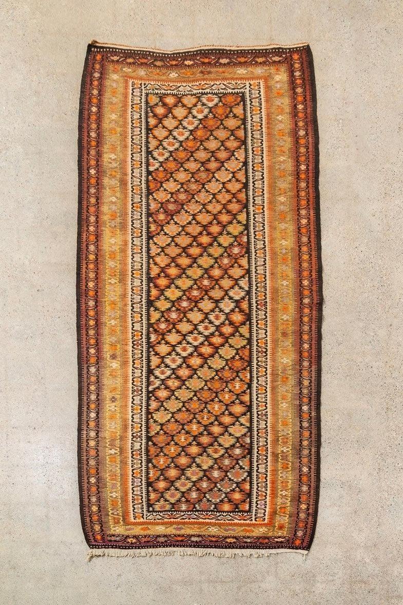 Antiker persischer Veramin-Kilim-Teppich aus orangefarbener Wolle im Angebot 3