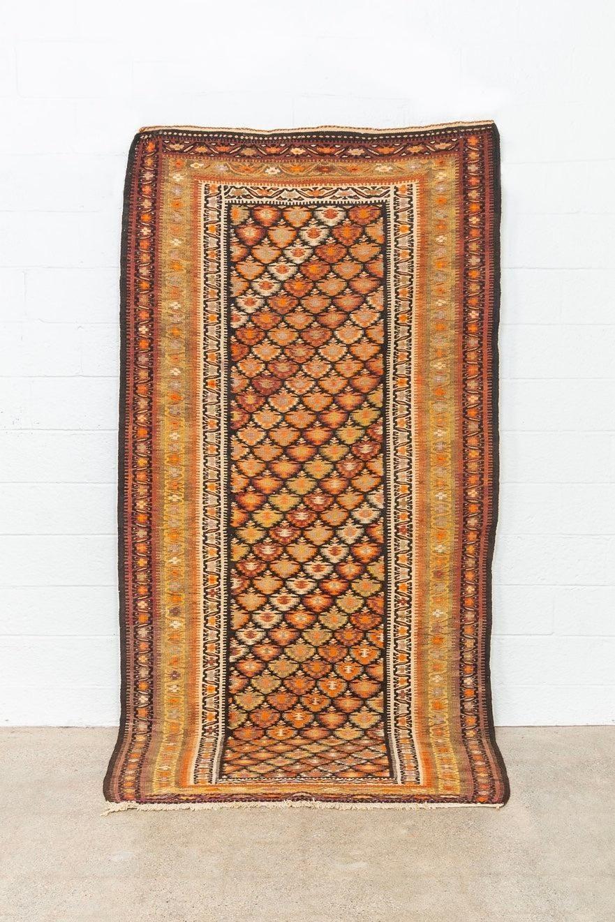 Antiker persischer Veramin-Kilim-Teppich aus orangefarbener Wolle (Stammeskunst) im Angebot