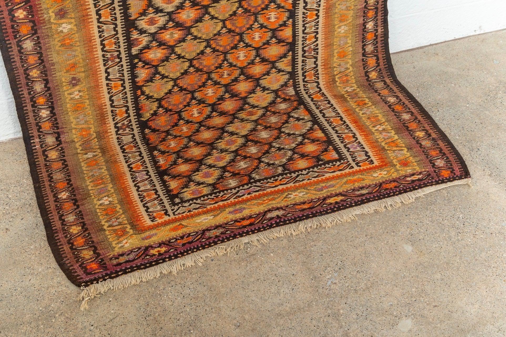 Antiker persischer Veramin-Kilim-Teppich aus orangefarbener Wolle im Zustand „Gut“ im Angebot in Detroit, MI
