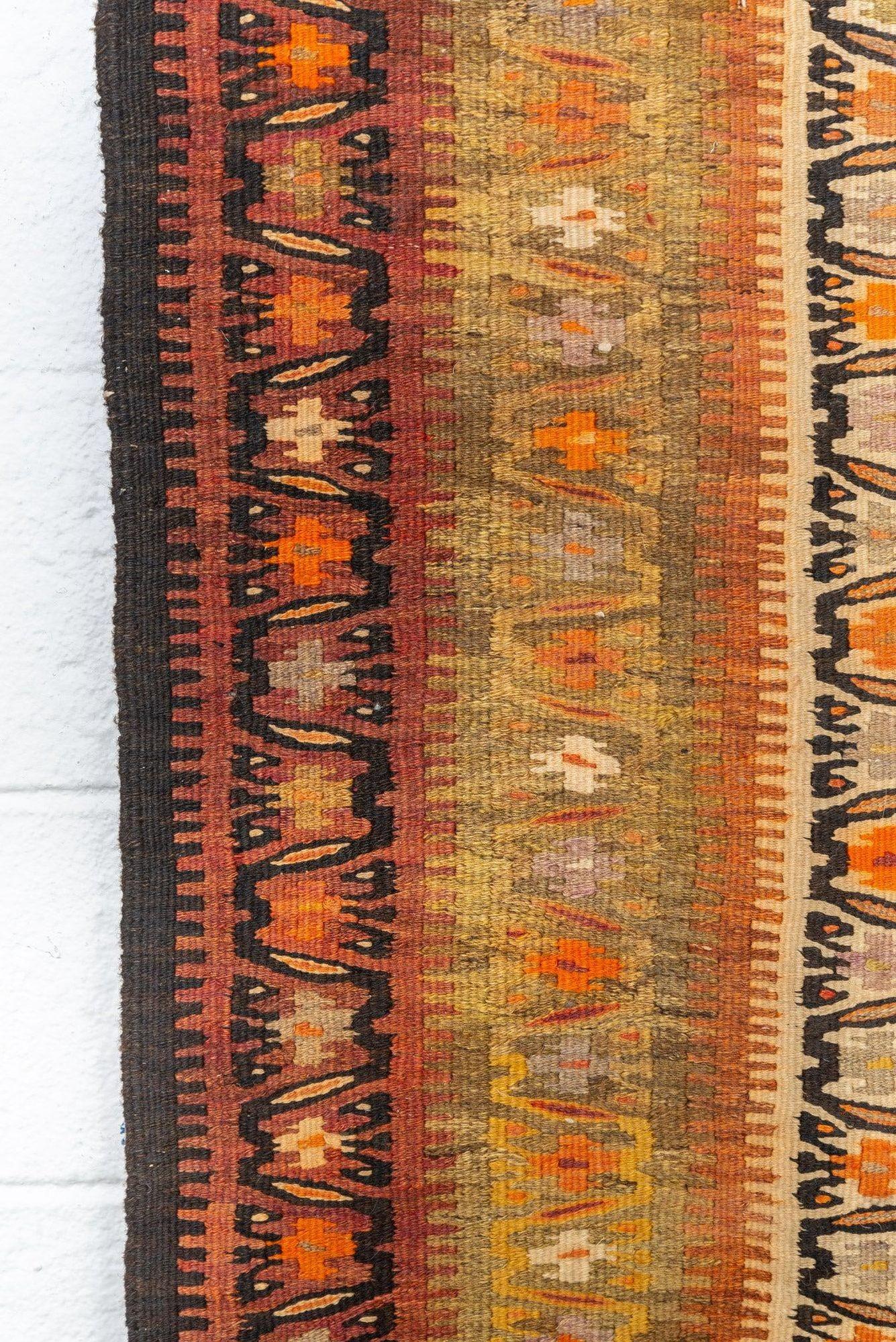 Antiker persischer Veramin-Kilim-Teppich aus orangefarbener Wolle (20. Jahrhundert) im Angebot