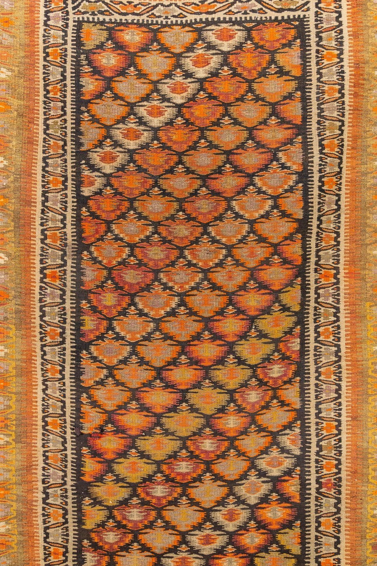 Antiker persischer Veramin-Kilim-Teppich aus orangefarbener Wolle im Angebot 1