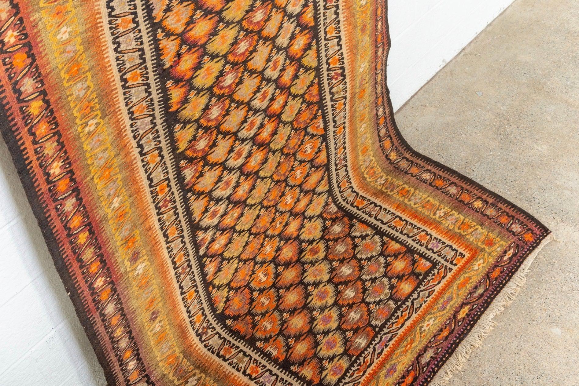 Antiker persischer Veramin-Kilim-Teppich aus orangefarbener Wolle im Angebot 2