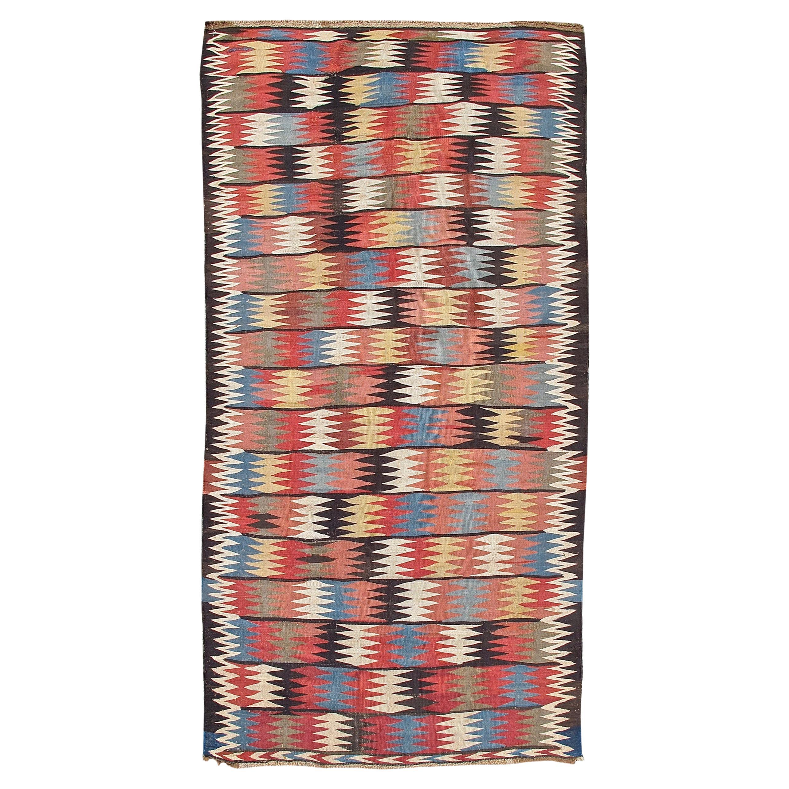 Antiker persischer Veramin-Kelim-Teppich aus Persien, um 1900 im Angebot
