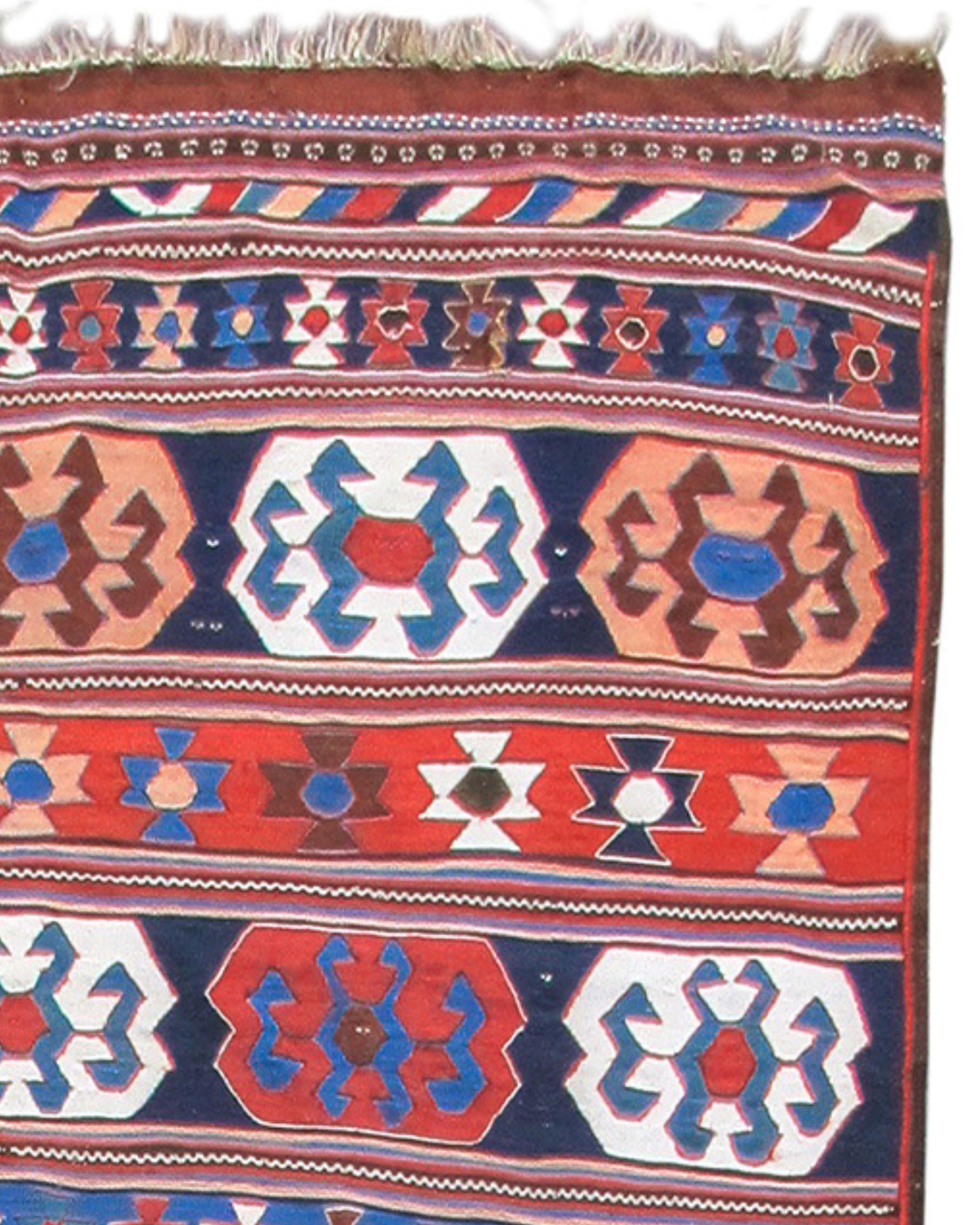 Ancien tapis persan Veramin Kilim, fin du 19e siècle

Veramin est une ancienne ville de caravanes située juste à l'extérieur de Téhéran. Au cours du XIXe siècle, divers groupes tribaux de l'ouest de la Perse se sont installés ici et se sont unis