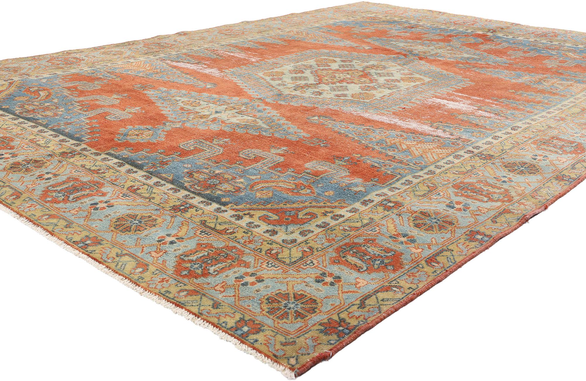 60880 Tappeto Viss antico persiano, 08'03 x 11'08. I tappeti persiani antichi Viss sono noti per la loro raffinata lavorazione e per i loro disegni intricati, in genere caratterizzati da un motivo a medaglione centrale con elementi floreali. Quando