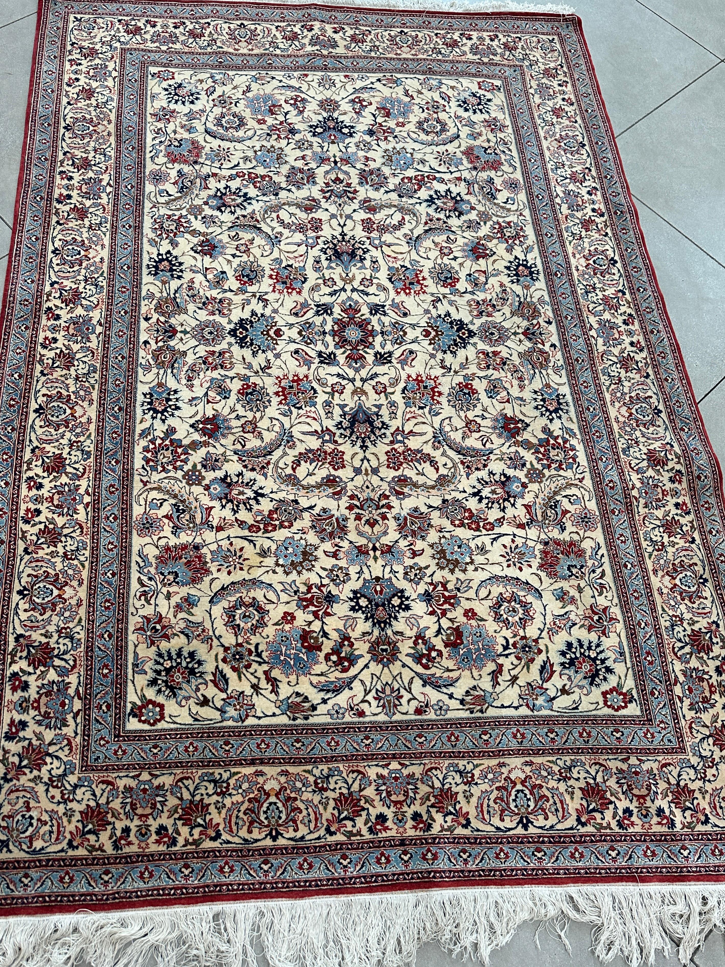 Erhöhen Sie Ihr Wohnambiente mit der zeitlosen Eleganz unseres weiß-blauen Perserteppichs mit Akzent. Dieser exquisite Teppich verkörpert das reiche Erbe der persischen Handwerkskunst mit seinen filigranen Mustern und einer raffinierten Farbpalette