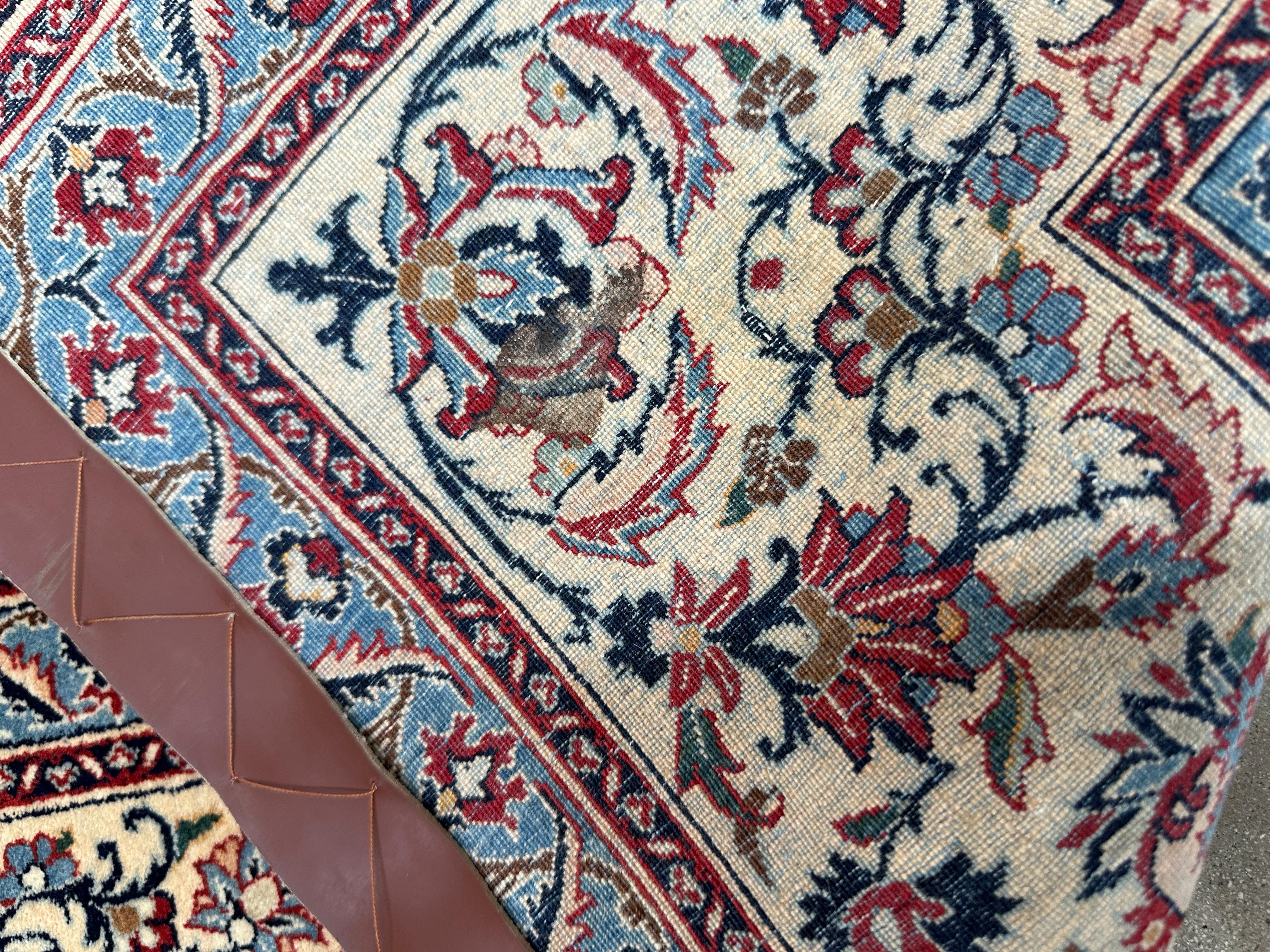 Altpersischer weiß-blauer Akzentteppich 5x7 (Mitte des 20. Jahrhunderts) im Angebot