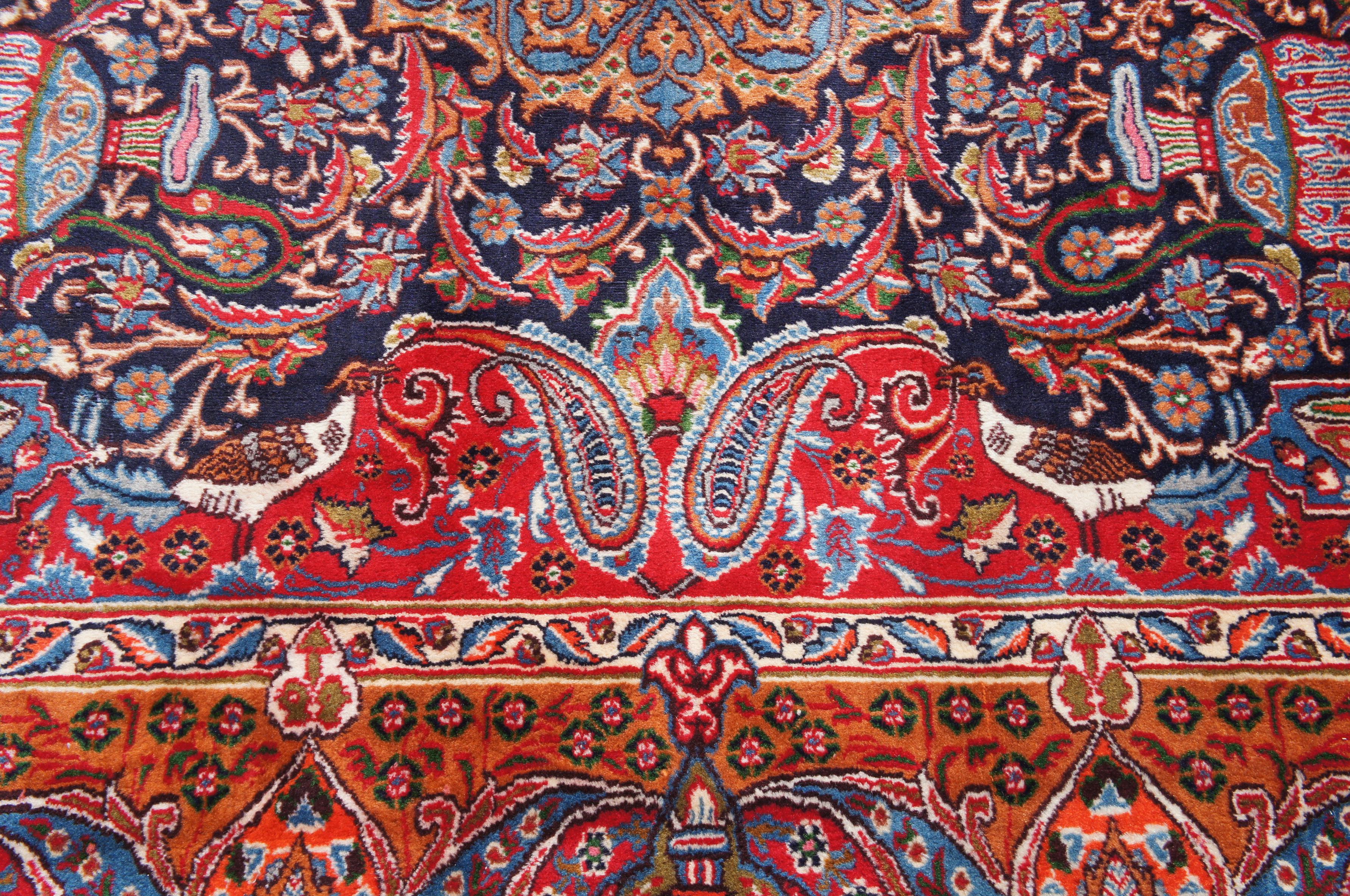 Antiker persischer Wollteppich Ornament Medaillon Blumen-Trophäe-Urnenvase mit Vogelmotiv im Angebot 2