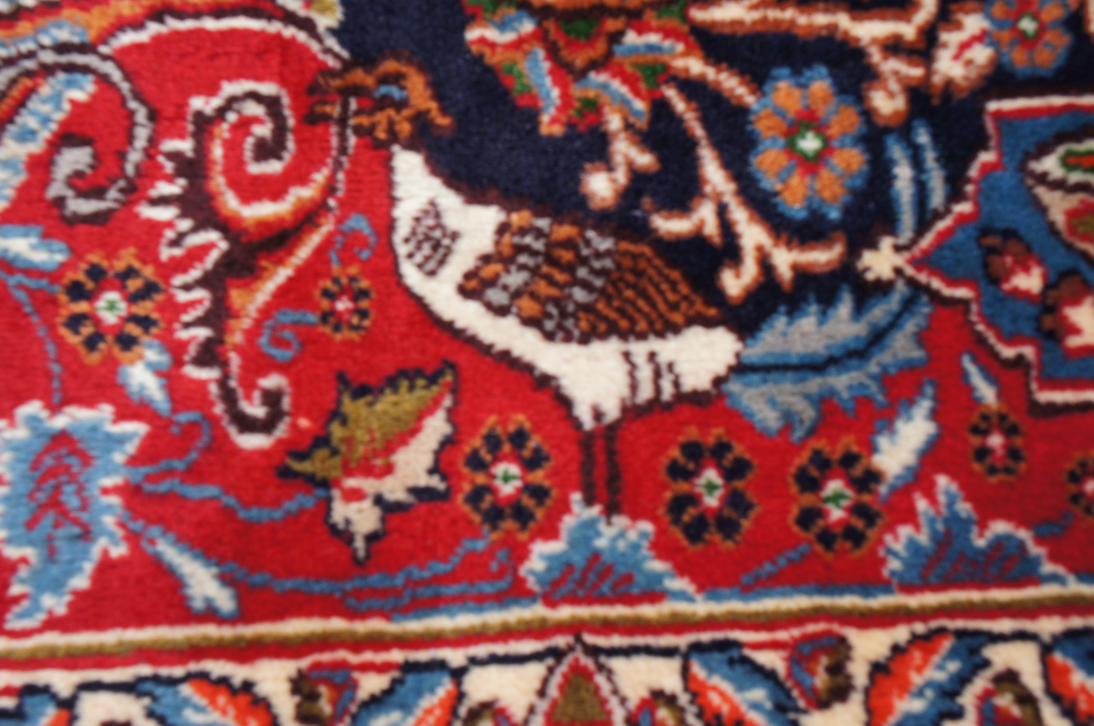 Antiker persischer Wollteppich Ornament Medaillon Blumen-Trophäe-Urnenvase mit Vogelmotiv im Angebot 4