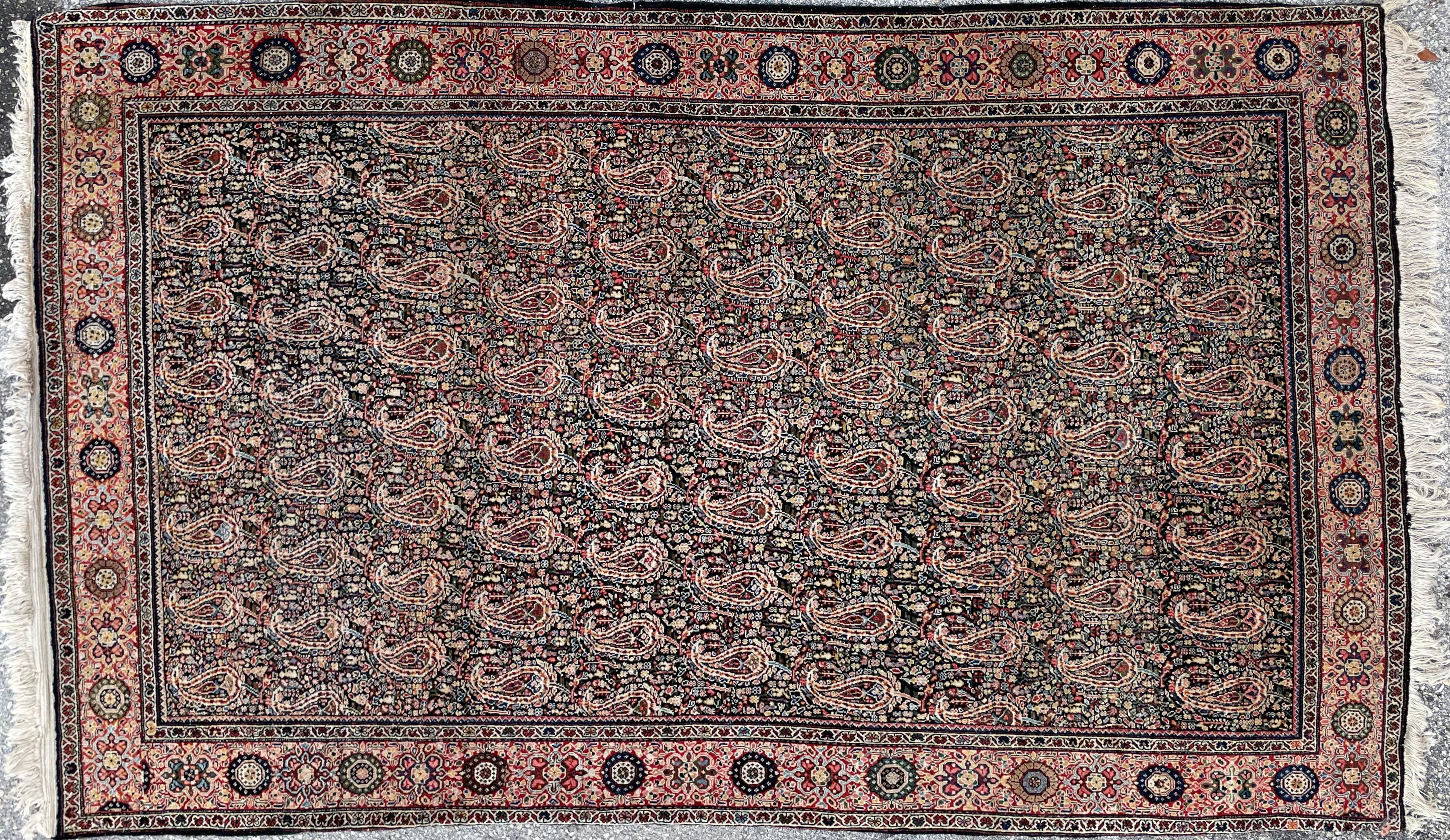 Tapis persan ancien en laine en vente 1