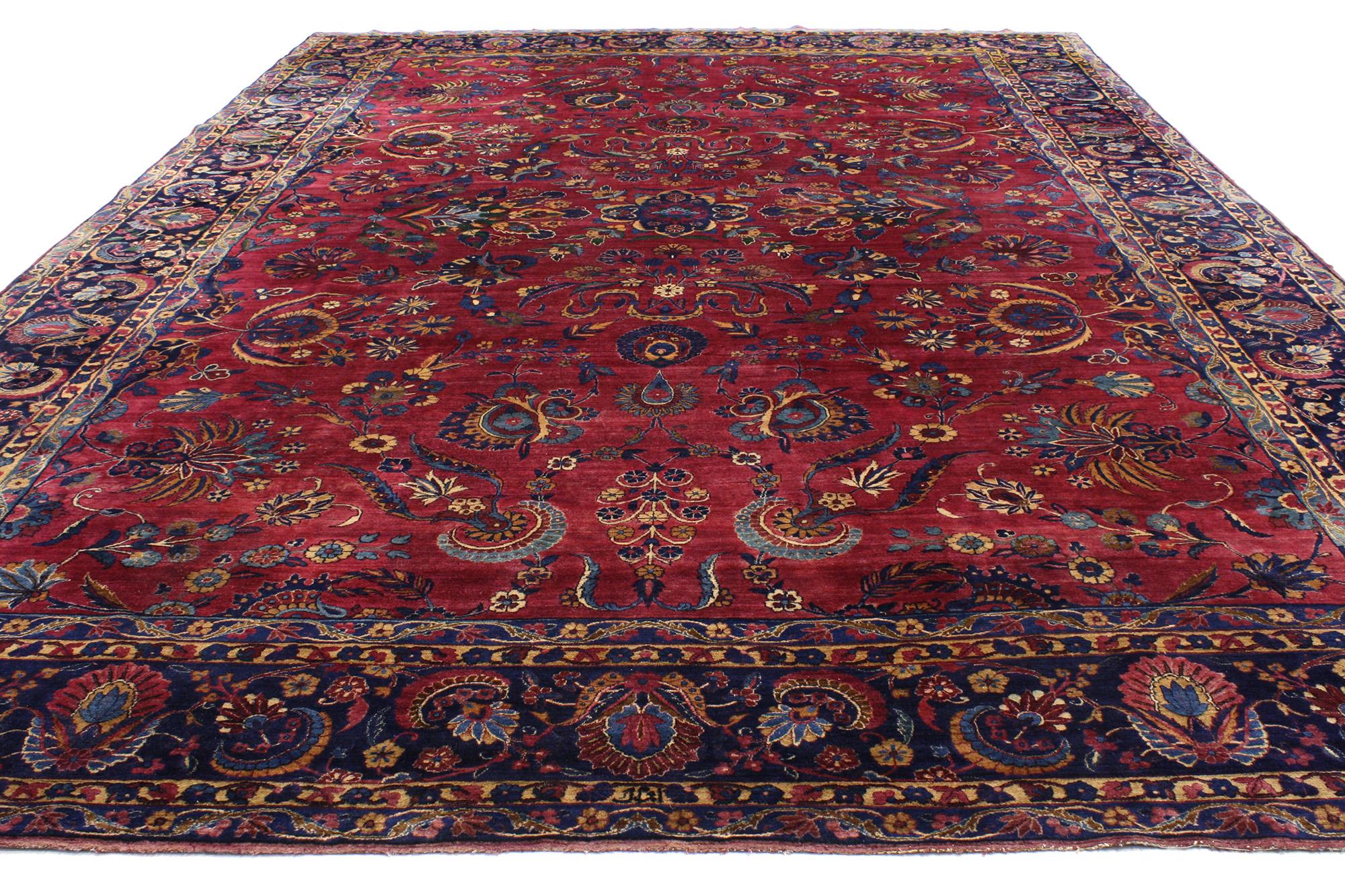 Perse Ancien tapis persan Yazd bourgogne de style Renaissance victorienne en vente