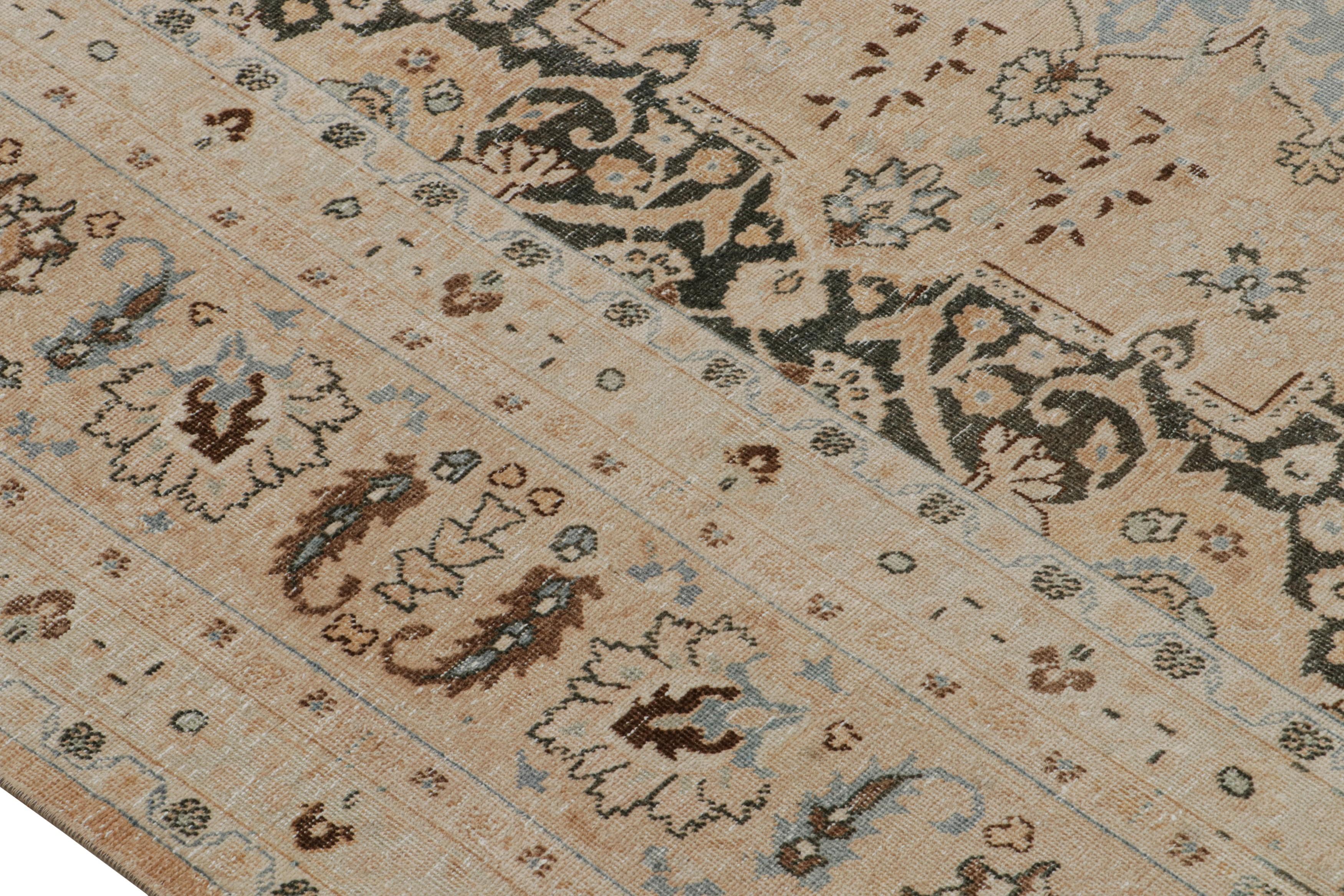 Tappeto antico persiano Yazd di colore beige, con motivi floreali, da Rug & Kilim In condizioni buone in vendita a Long Island City, NY