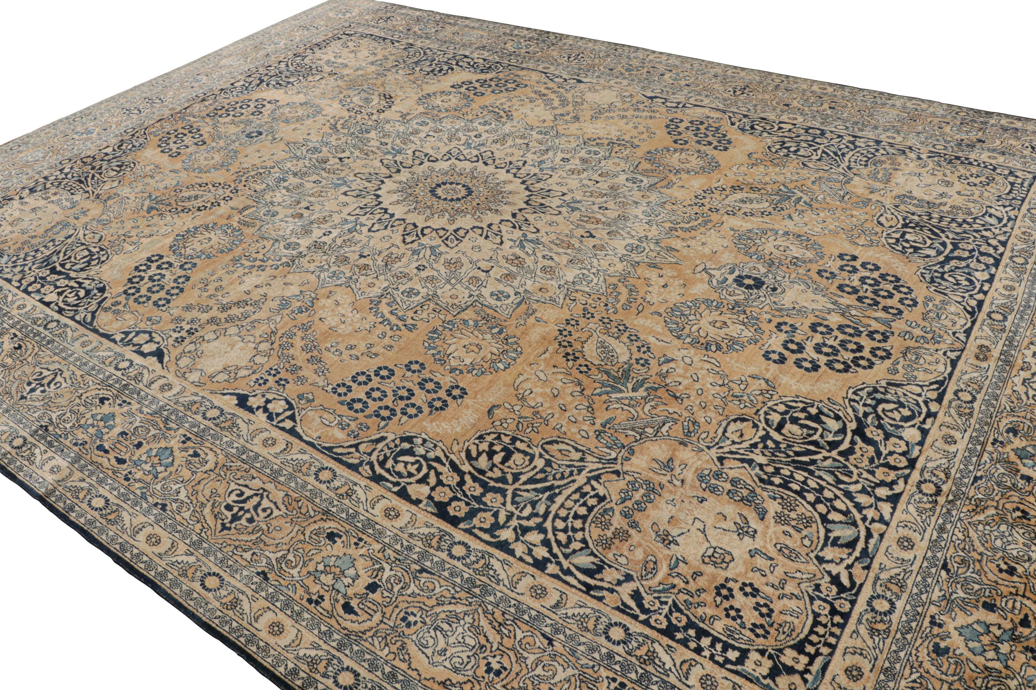Handgeknüpfter Wollteppich, ein antiker 11x14 persischer Yazd-Teppich aus den 1920er Jahren - kuratiert von Rug & Kilim

Über das Design:

Der Teppich gehört zu einer Provenienz, die in ihrer Schönheit mit den Kerman Lavar Teppichen vergleichbar
