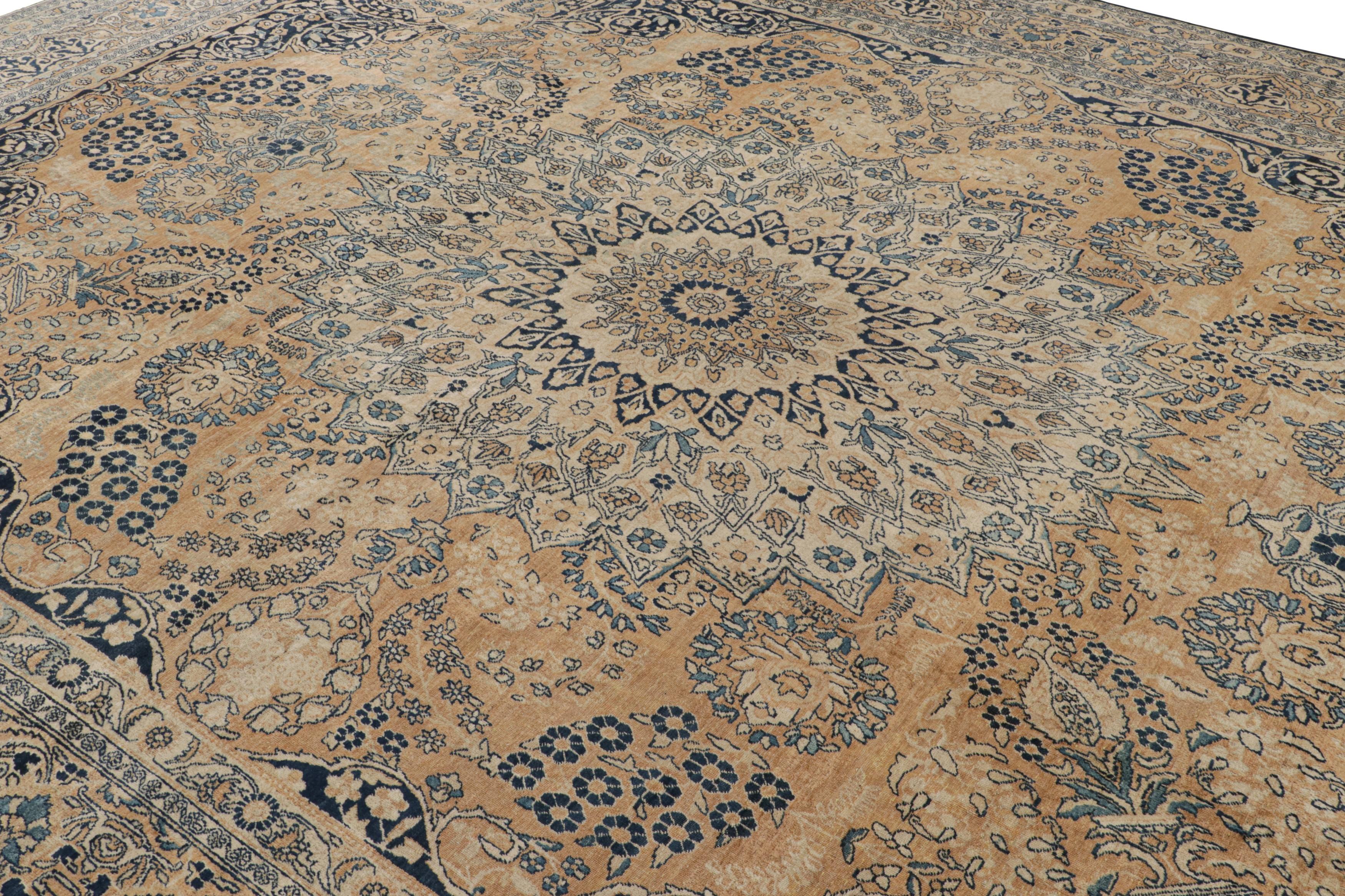 Antiker persischer Yazd-Teppich in Goldblau mit Blumenmuster von Rug & Kilim, Yazd  (Handgeknüpft) im Angebot