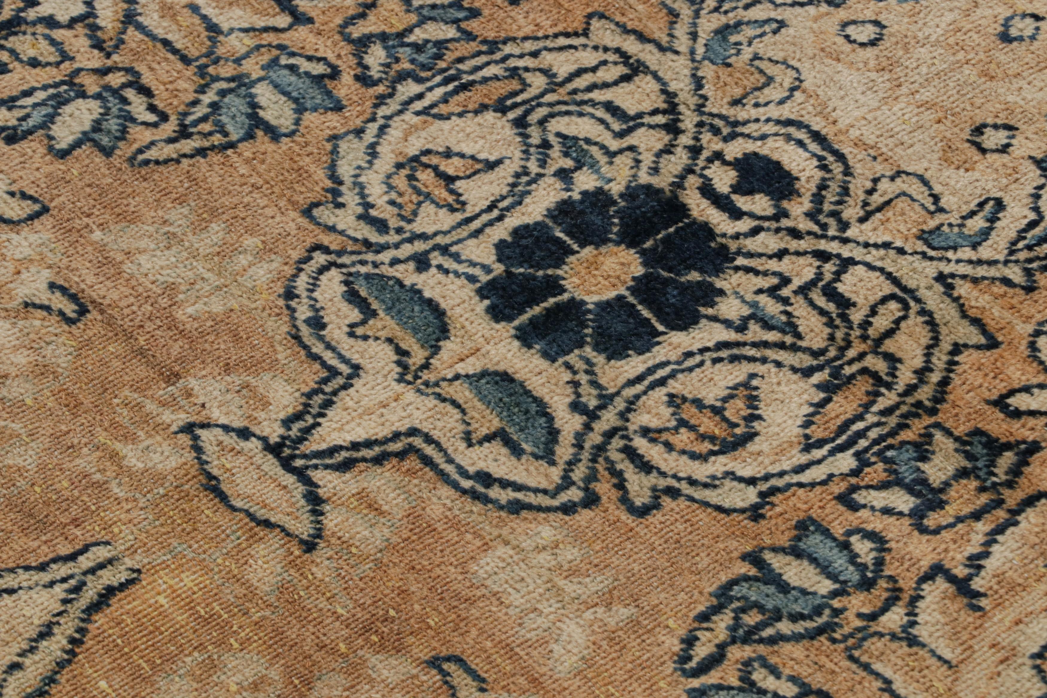 Antiker persischer Yazd-Teppich in Goldblau mit Blumenmuster von Rug & Kilim, Yazd  (Frühes 20. Jahrhundert) im Angebot