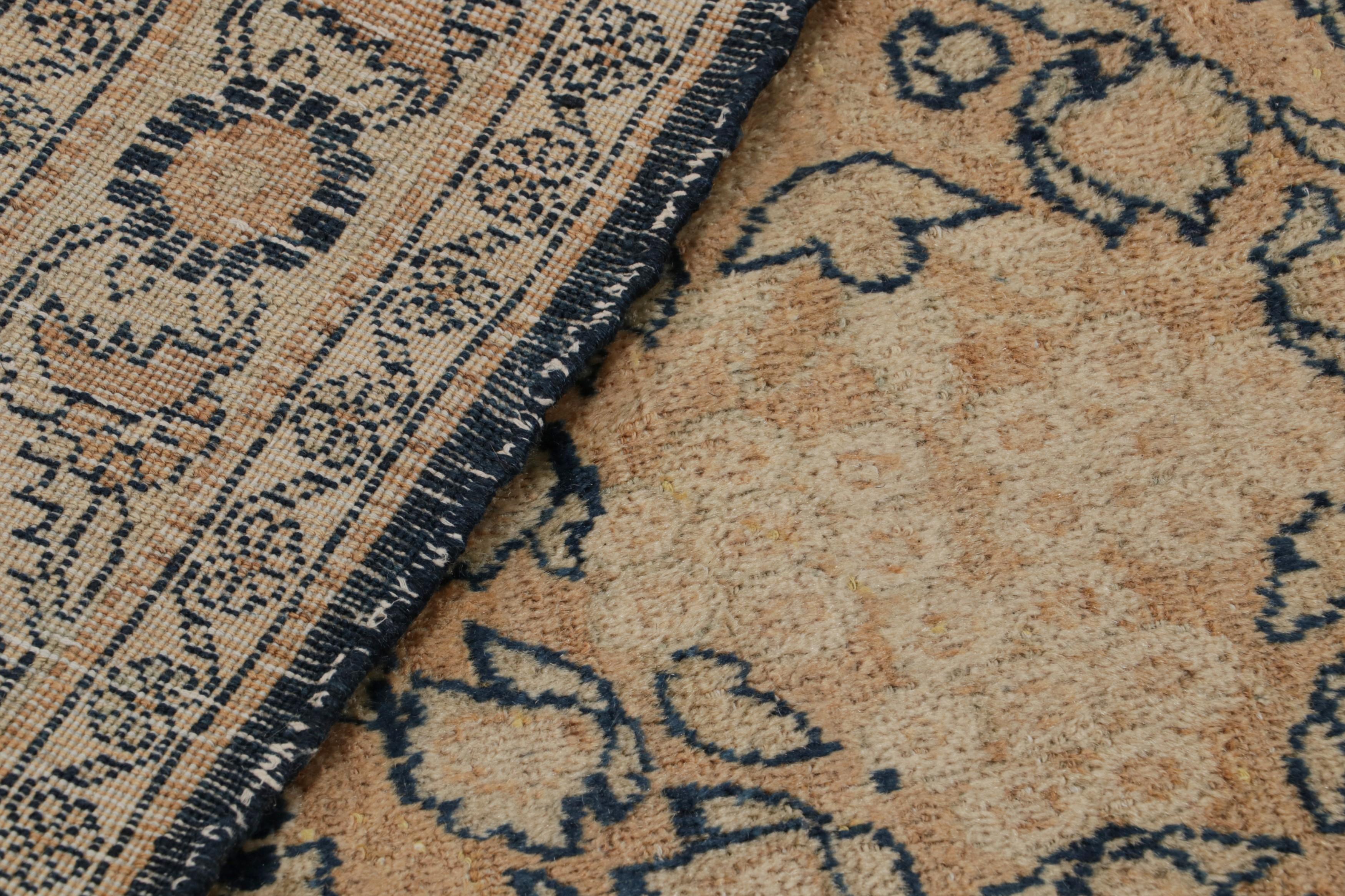 Antiker persischer Yazd-Teppich in Goldblau mit Blumenmuster von Rug & Kilim, Yazd  (Wolle) im Angebot