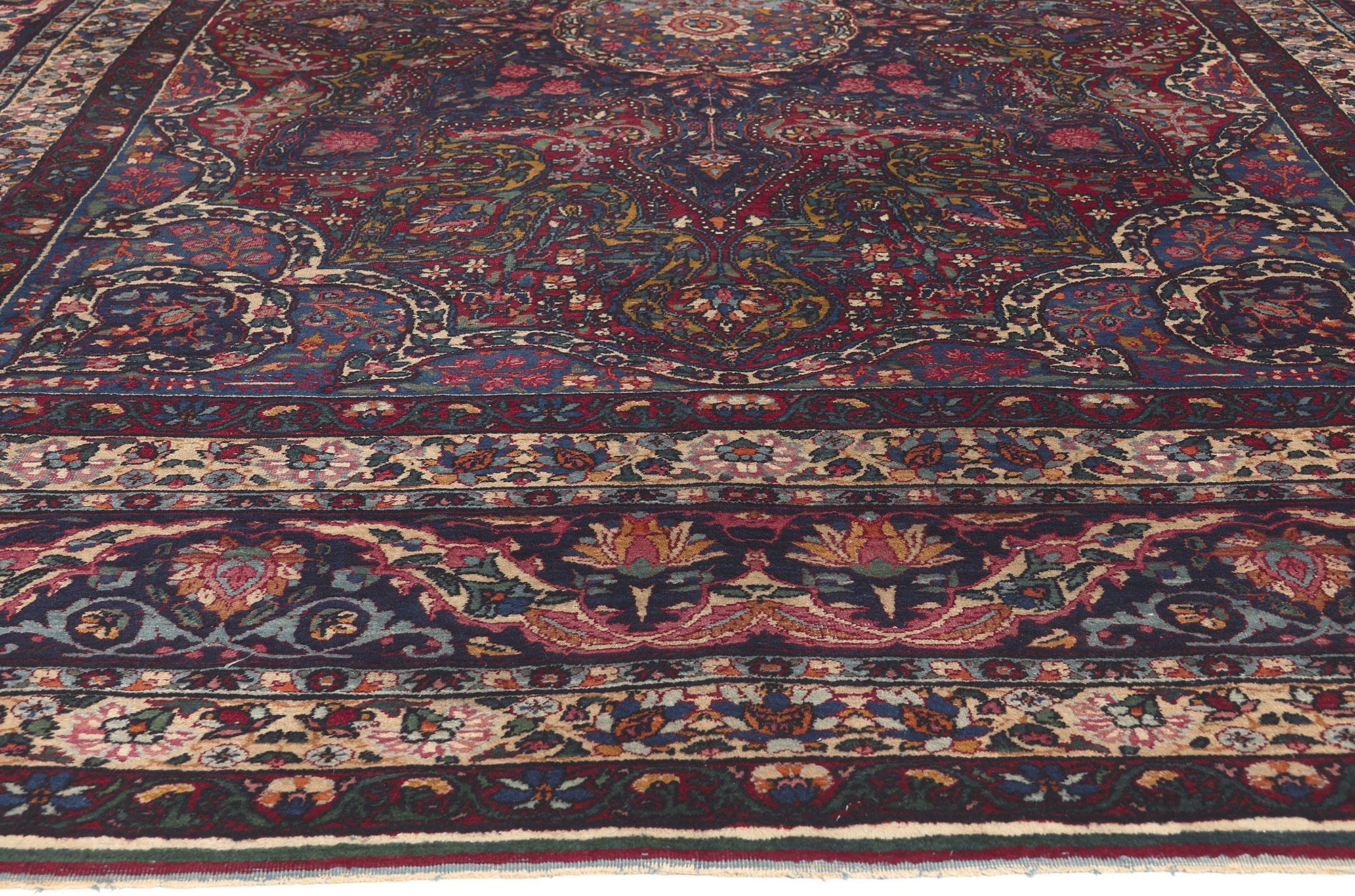 Perse Tapis persan ancien de Yazd, la sensibilité traditionnelle rencontre le charme nostalgique en vente