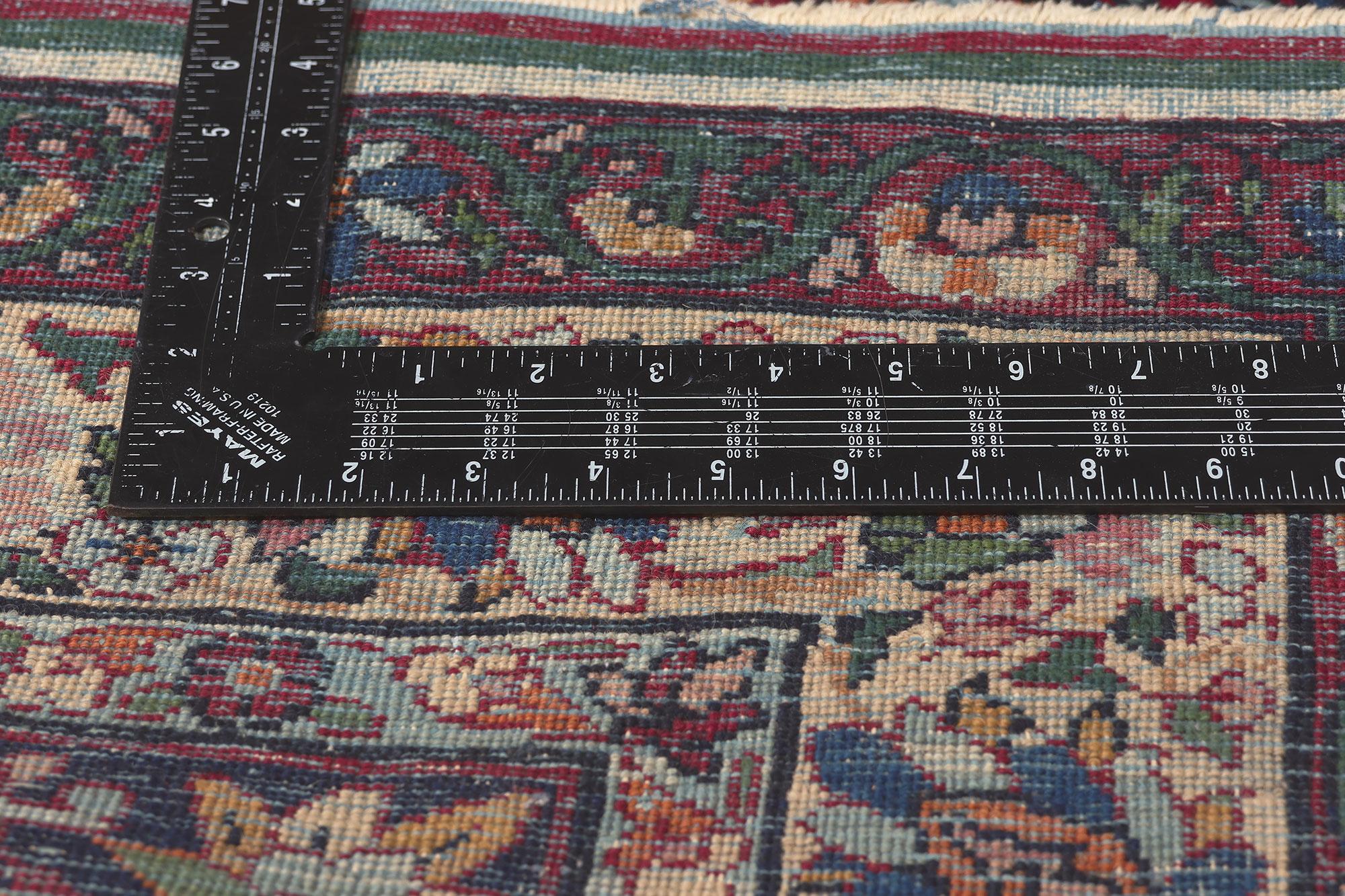 Antiker persischer Yazd-Teppich, traditionelle Sensibilität trifft auf nostalgischen Charme im Zustand „Gut“ im Angebot in Dallas, TX
