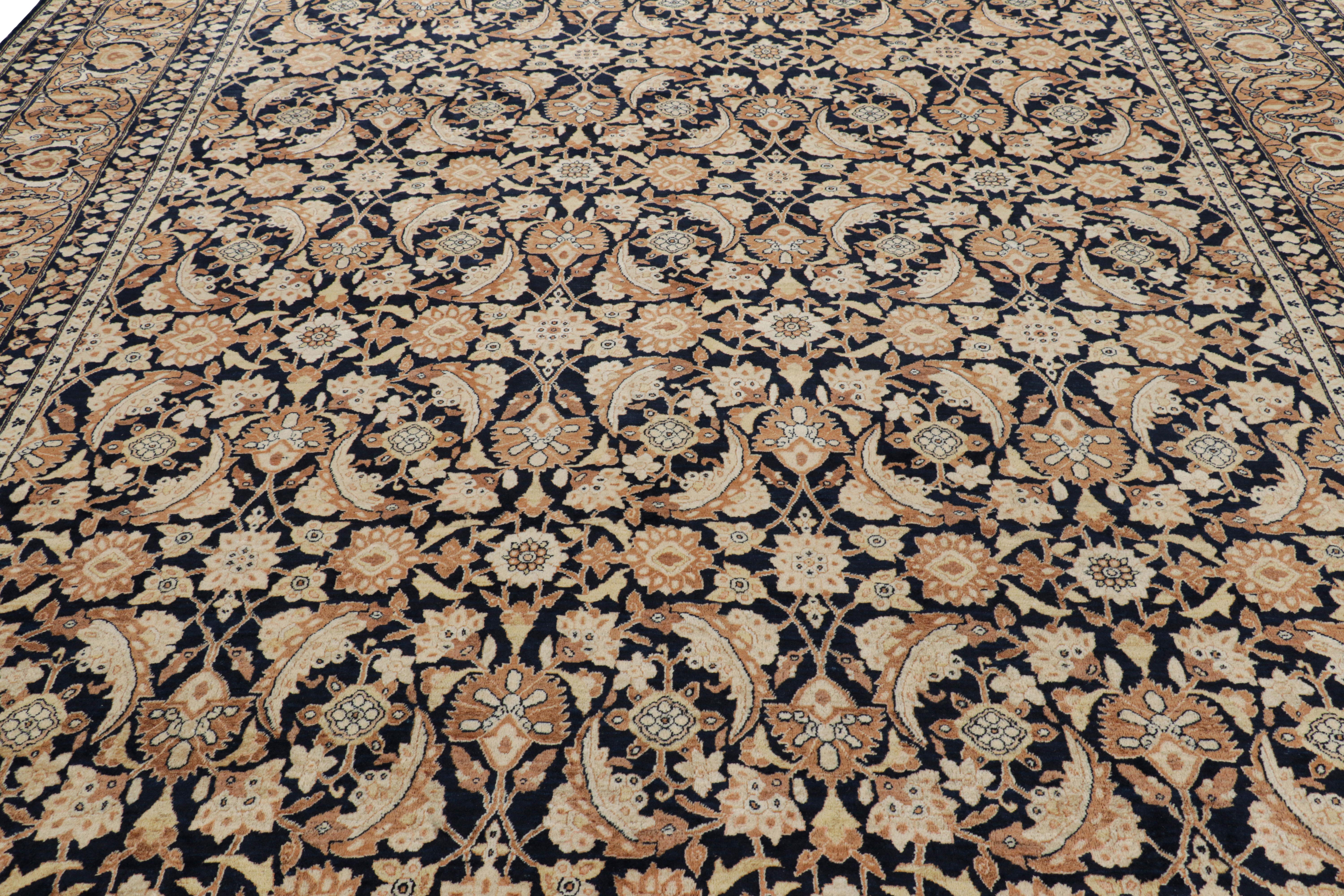 Annodato a mano in lana, questo antico tappeto persiano Yazd 10x14 del 1920-1930, con intricati motivi floreali, è un capolavoro di una delle più ricercate tradizioni di tessitura dei tappeti urbani persiani. 

Sul design: 

Il nero ebano sottolinea